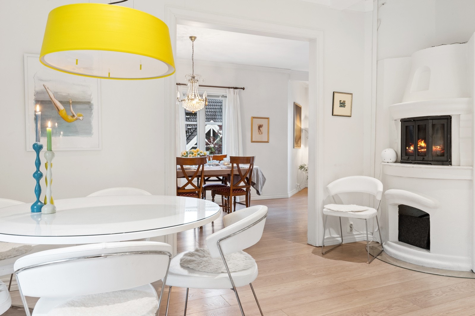 Det er peis både i spisestuen og på kjøkkenet. Galleribilde