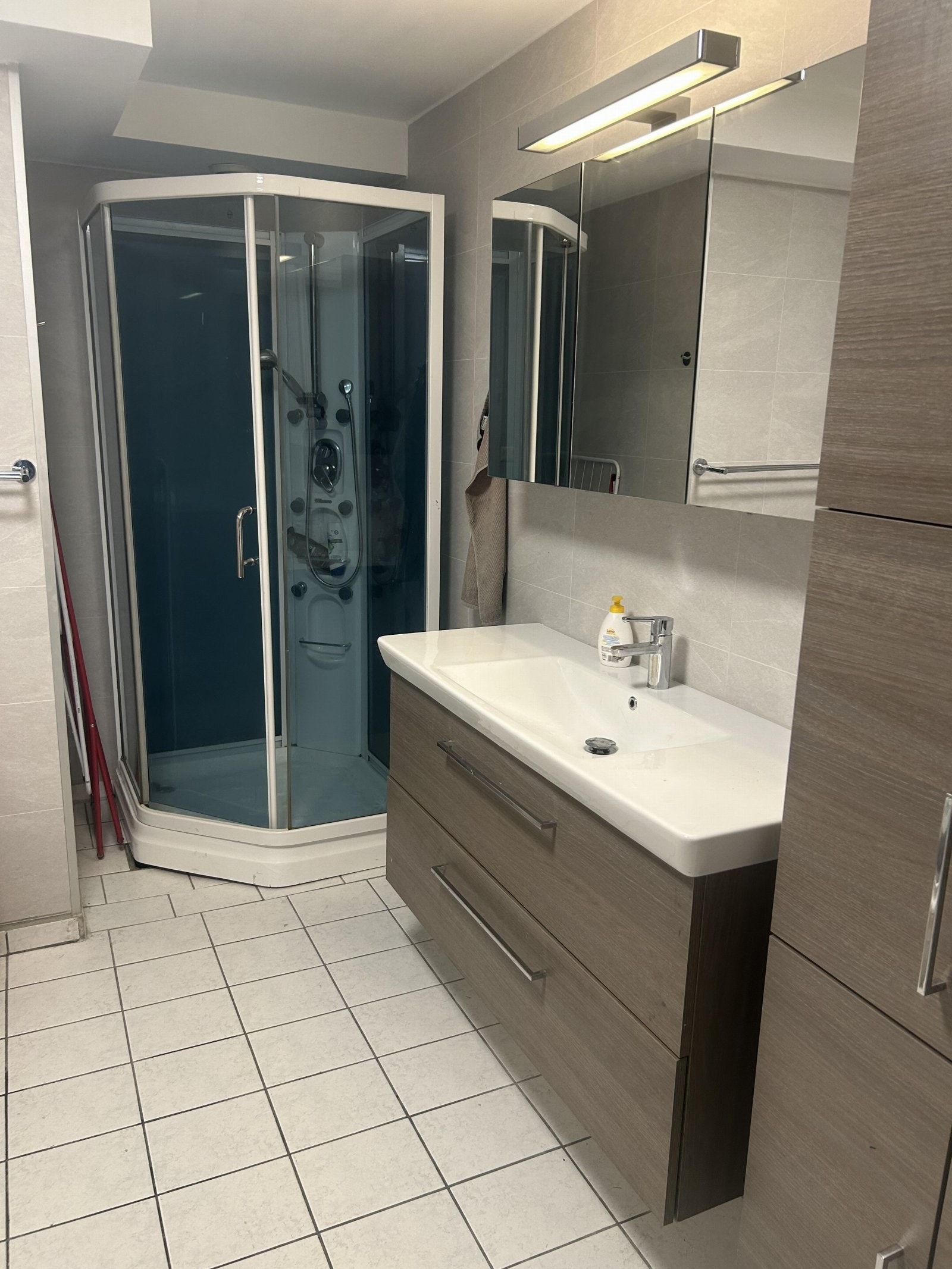 Badet i leilighet 1 er fra byggeåret. Det er satt opp nye baderomsplater i 2025. Selgers private bilde. Galleribilde