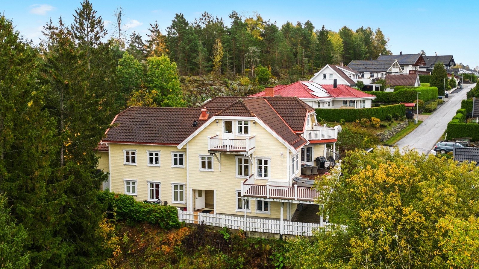 Eiendommen ligger i enden av en blindvei. Galleribilde
