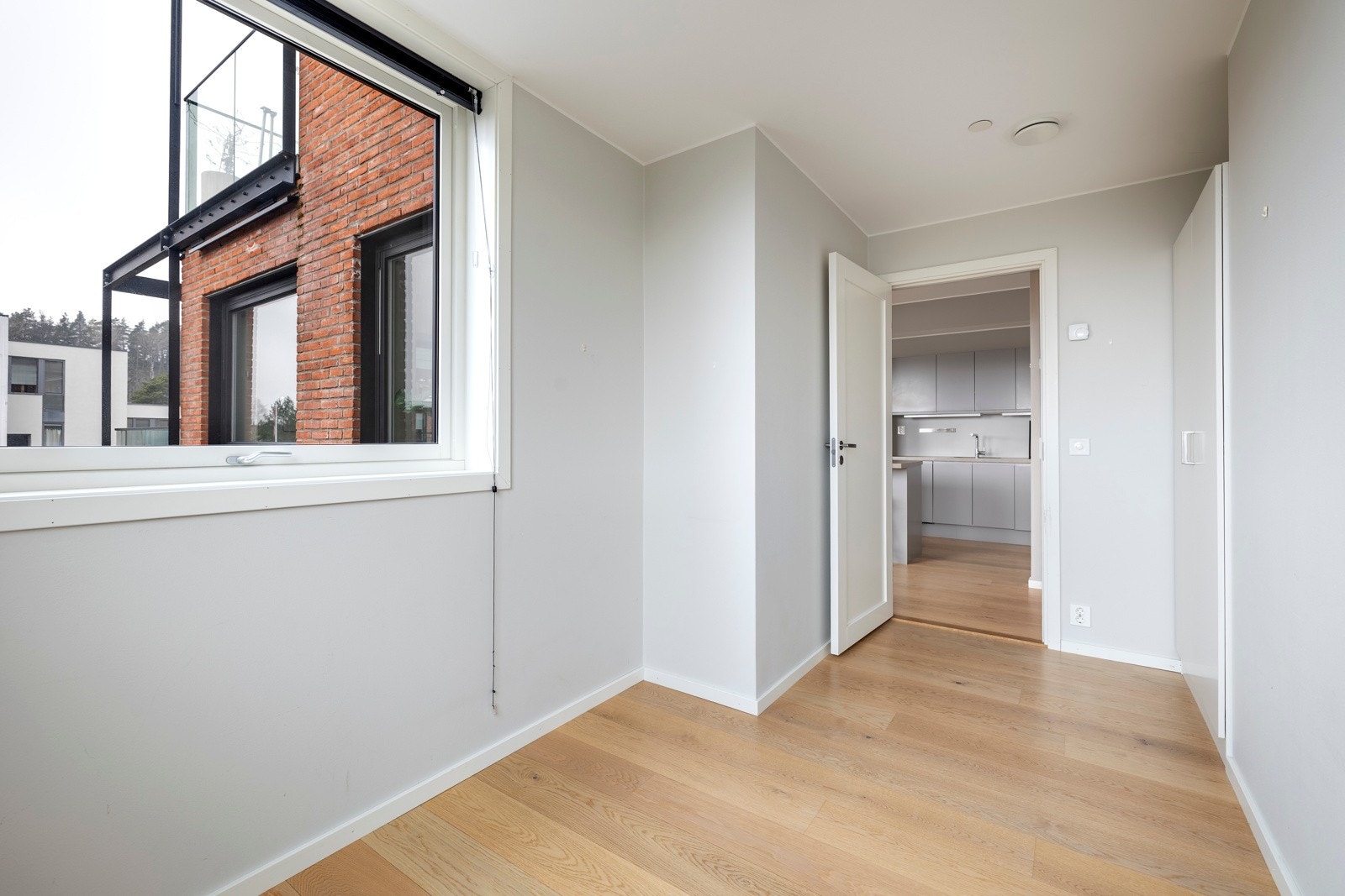 Det andre soverommet har vinduer mot syd og vest, utstyrt med persienner. Det er doble garderobeskap på det minste rommet og to doble skap på hovedsoverommet. Galleribilde