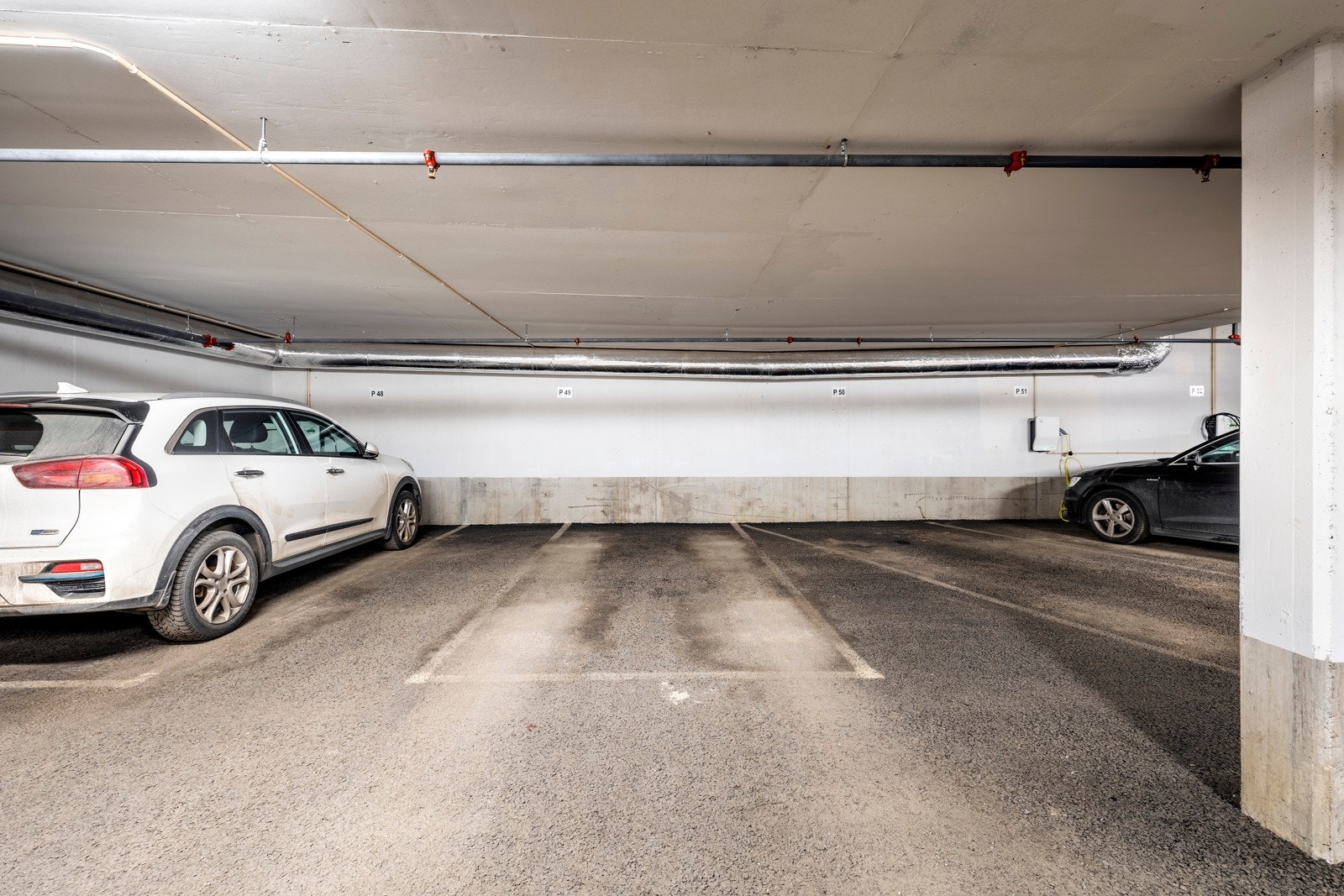 Leiligheten disponerer en egen biloppstillingsplass med mulighet for montering av elbillader, lokalisert i en temperert garasjekjeller med heisadkomst. Sameiet har gjesteparkeringer i garasjeanlegget, som enkelt bookes via sameiets hjemmesider. Galleribilde