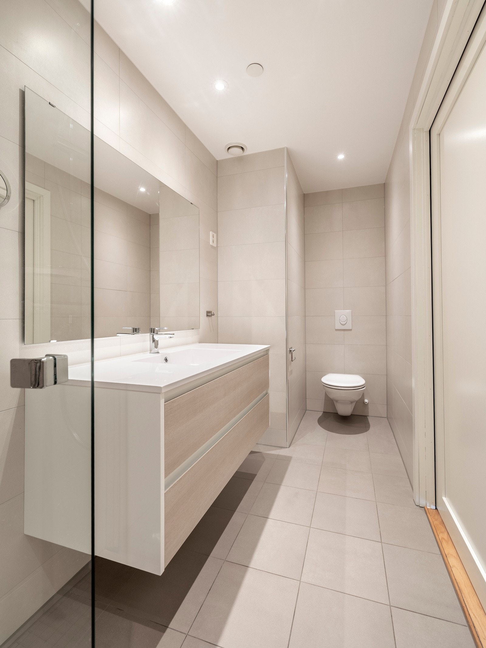 Leiligheten har to pene bad med moderne standard. Det ene ligger i suite med hovedsoverommet, mens det andre har adkomst fra gangen og er kombinert vaskerom. Sistnevnte har nisje til vaskemaskin, og eventuelt tørketrommel i søyle, bak en smal skillevegg. Galleribilde