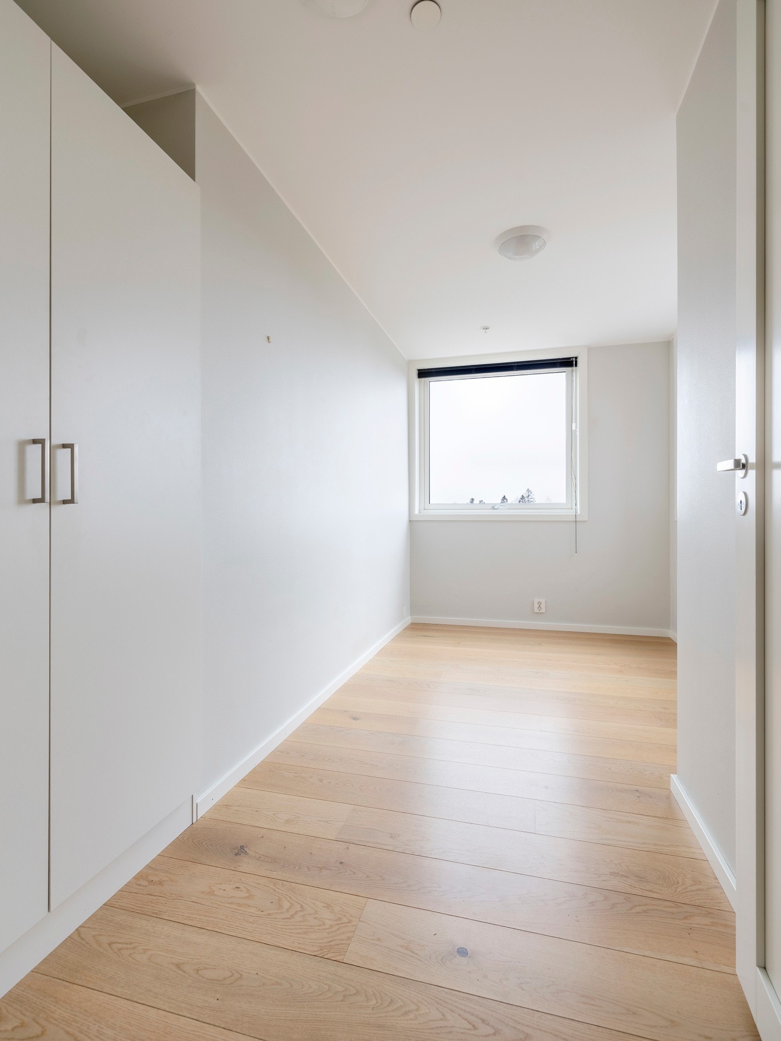 Det andre soverommet har vinduer mot syd og vest, utstyrt med persienner. Det er doble garderobeskap på det minste rommet og to doble skap på hovedsoverommet. Galleribilde