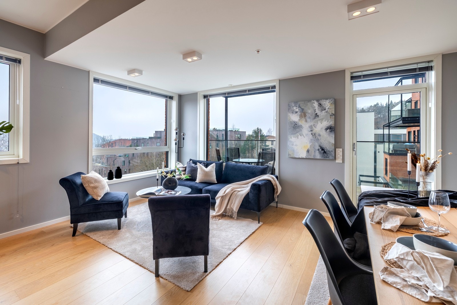 Stuen bades i dagslys fra store vinduer mot syd og vest, og har utgang til en vestvendt utsiktsbalkong på ca. 14 kvm - en flott forlengelse i sommerhalvåret. Galleribilde