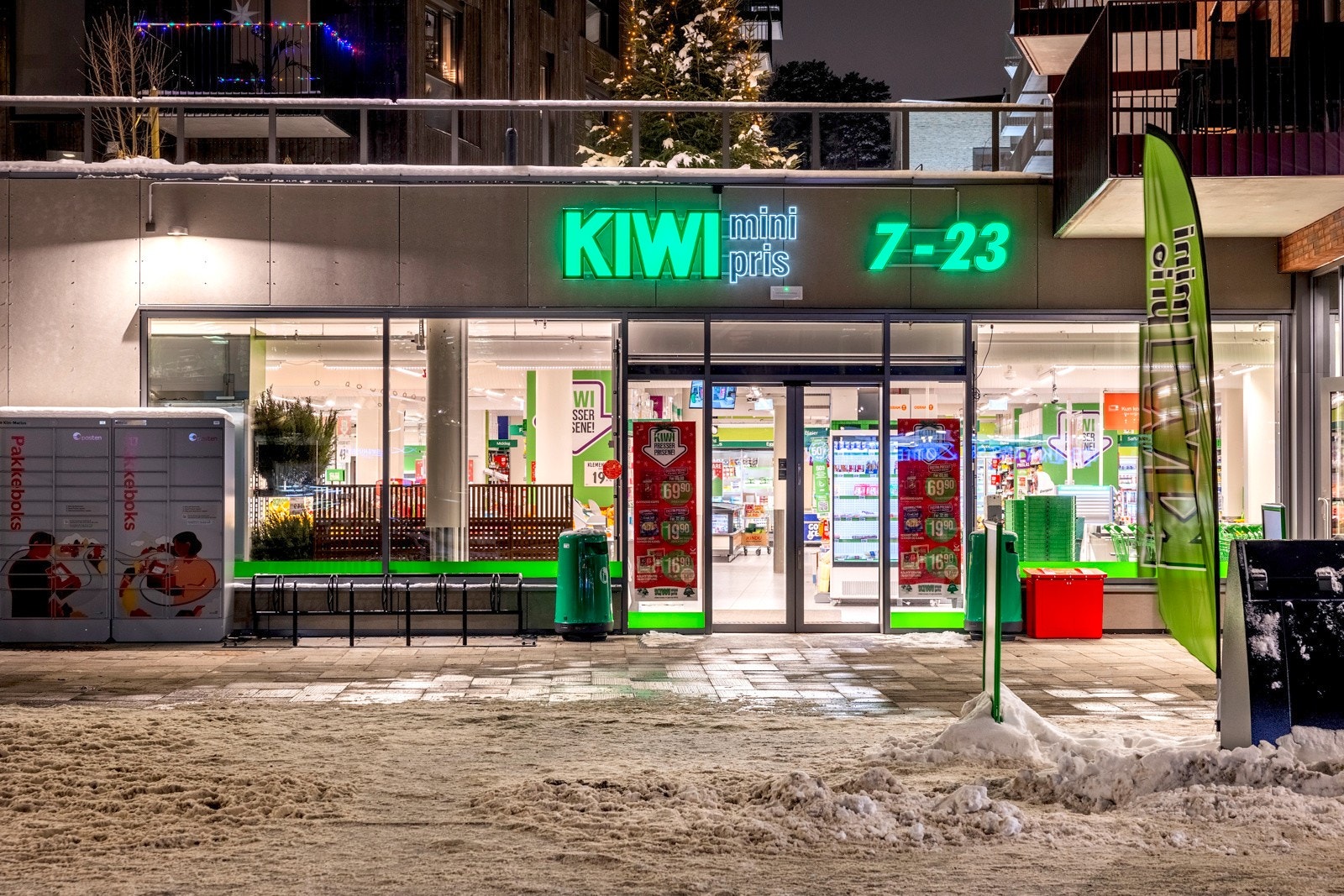 Enkel hverdag med ny nærbutikk fra togstasjonen på vei hjem. Galleribilde
