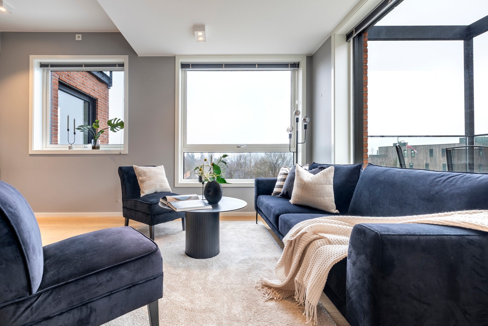 Stuen bades i dagslys fra store vinduer mot syd og vest, og har utgang til en vestvendt utsiktsbalkong på ca. 14 kvm - en flott forlengelse i sommerhalvåret. Galleribilde