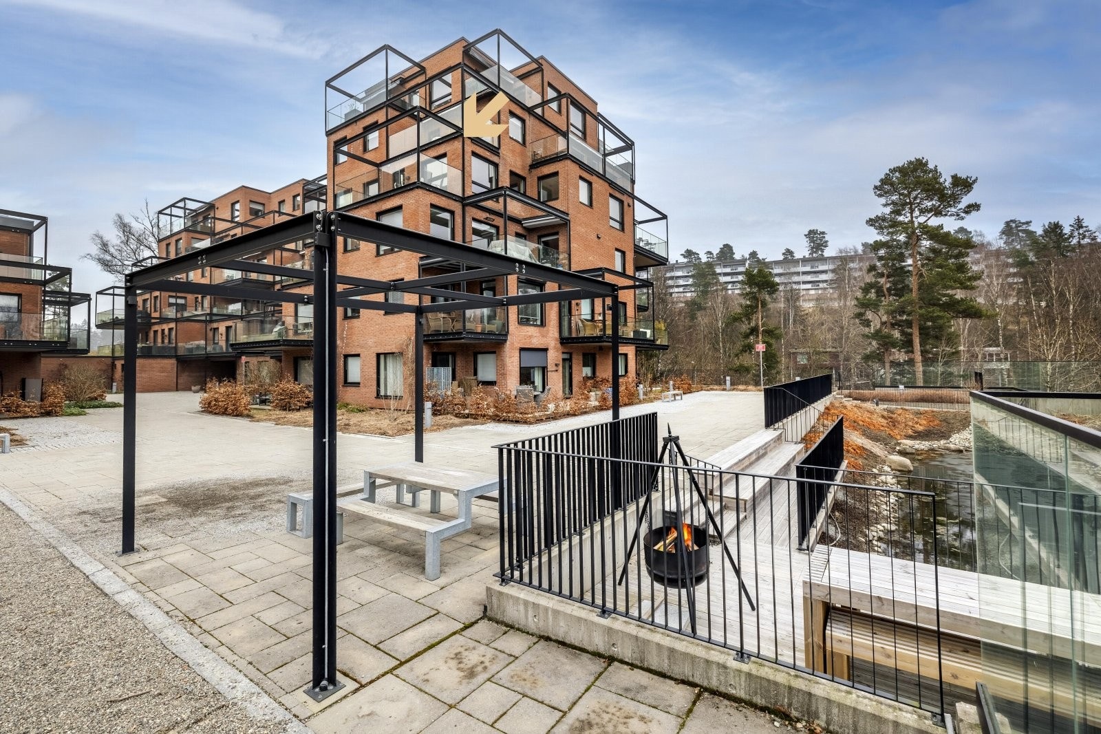 Fellesarealene utenfor er parkmessig opparbeidet med brede promenader, store steinsatte arealer, benker, bord og pergolaer, samt lekearealer til glede for de minste. Den store dammen er inngjerdet og skaper ekstra liv med et vell av planter langs bredden. Galleribilde