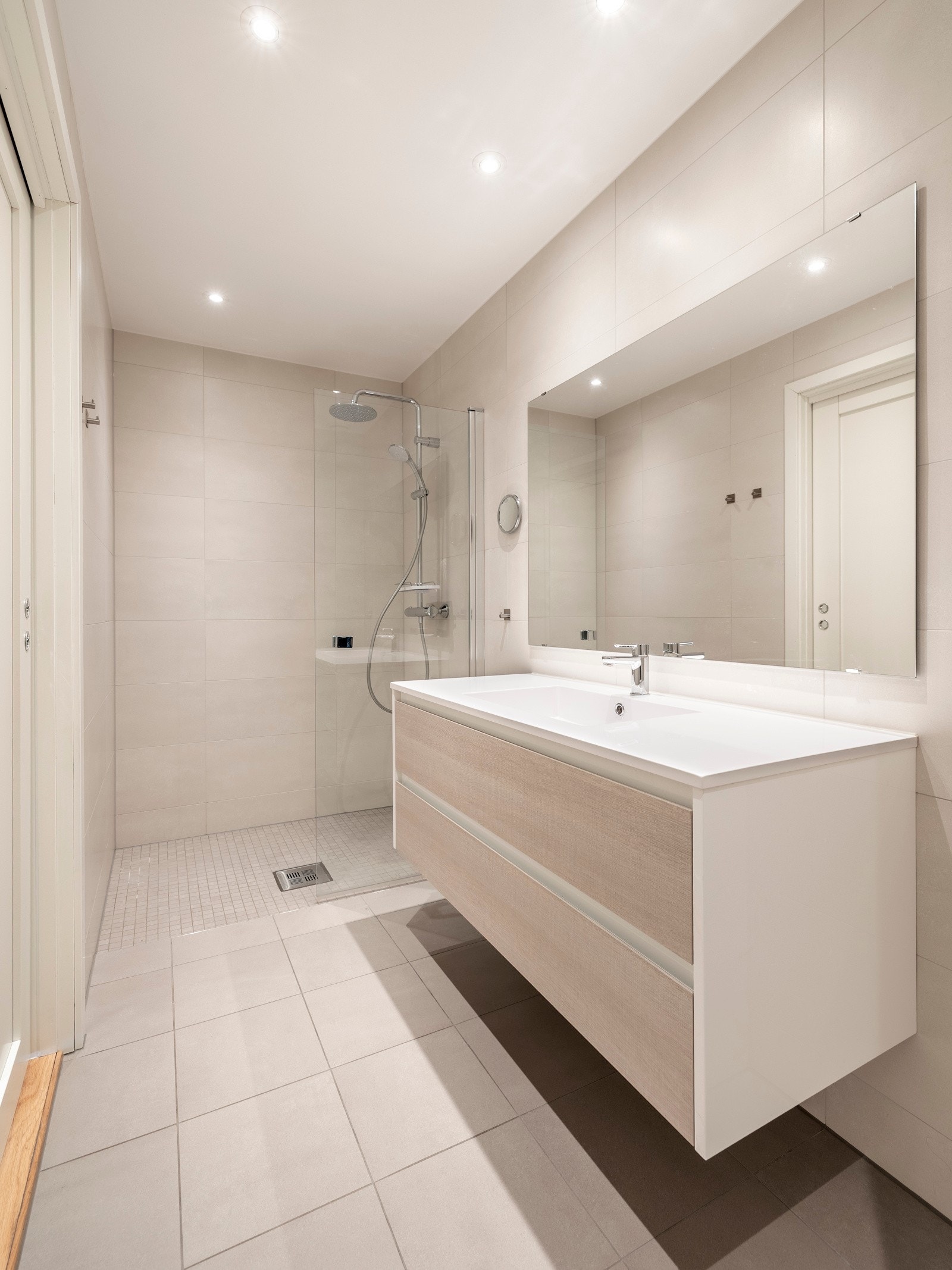 Leiligheten har to pene bad med moderne standard. Det ene ligger i suite med hovedsoverommet, mens det andre har adkomst fra gangen og er kombinert vaskerom. Sistnevnte har nisje til vaskemaskin, og eventuelt tørketrommel i søyle, bak en smal skillevegg. Galleribilde