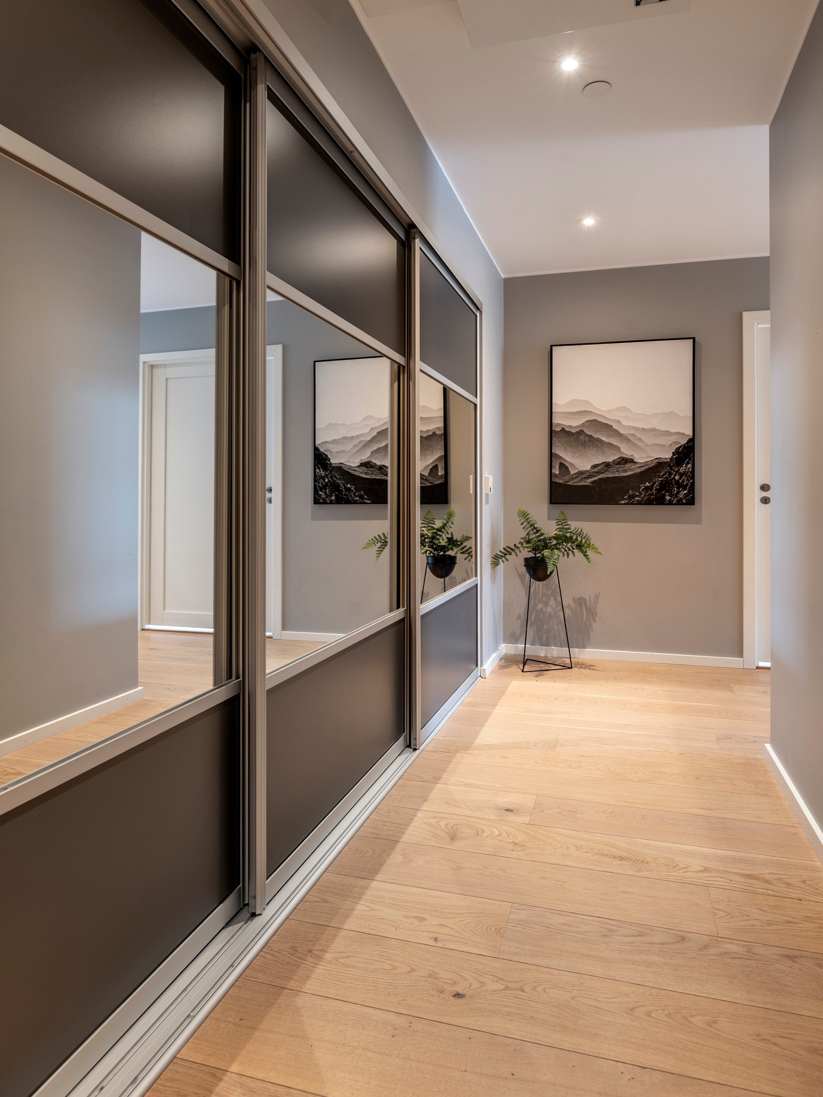 Velkommen inn i en moderne hjørneleilighet fra 2019 med luftig, åpen planløsning, vannbåren gulvvarme i alle oppholdsrom og store vinduer mot syd og vest. Overflatene i leiligheten er pent ivaretatt med minimal bruksslitasje og delikat fargevalg. Galleribilde