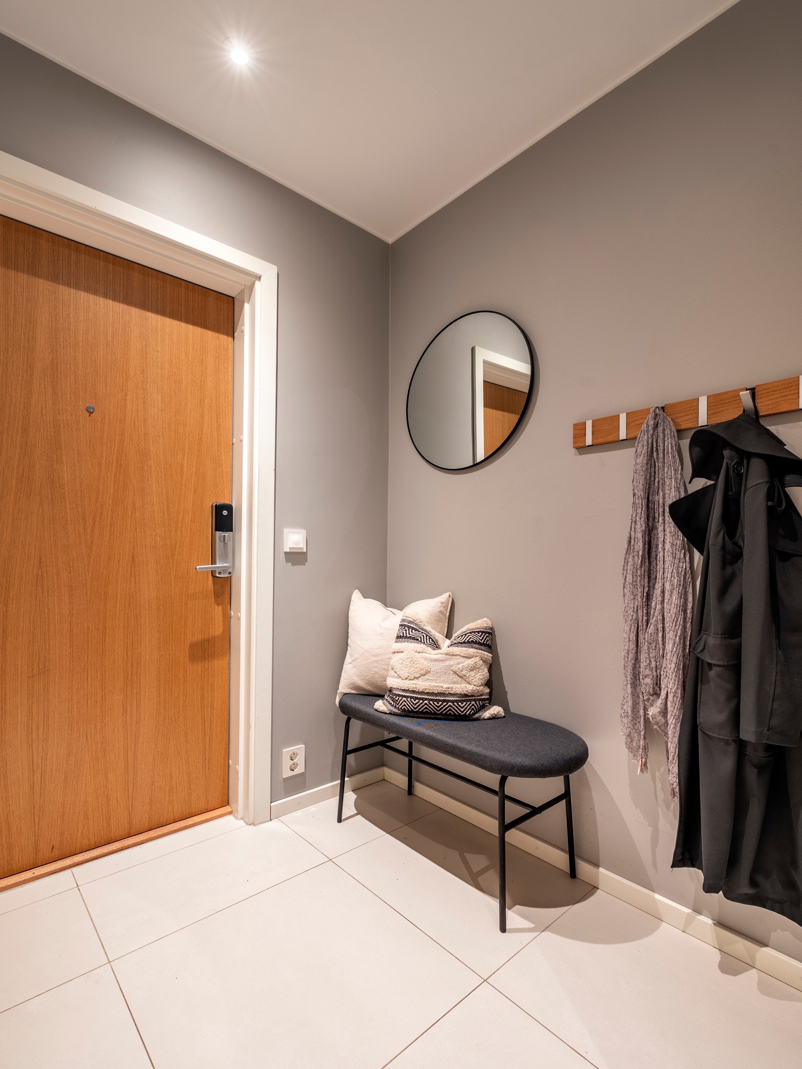 Velkommen inn i en moderne hjørneleilighet fra 2019 med luftig, åpen planløsning, vannbåren gulvvarme i alle oppholdsrom og store vinduer mot syd og vest. Overflatene i leiligheten er pent ivaretatt med minimal bruksslitasje og delikat fargevalg. Galleribilde