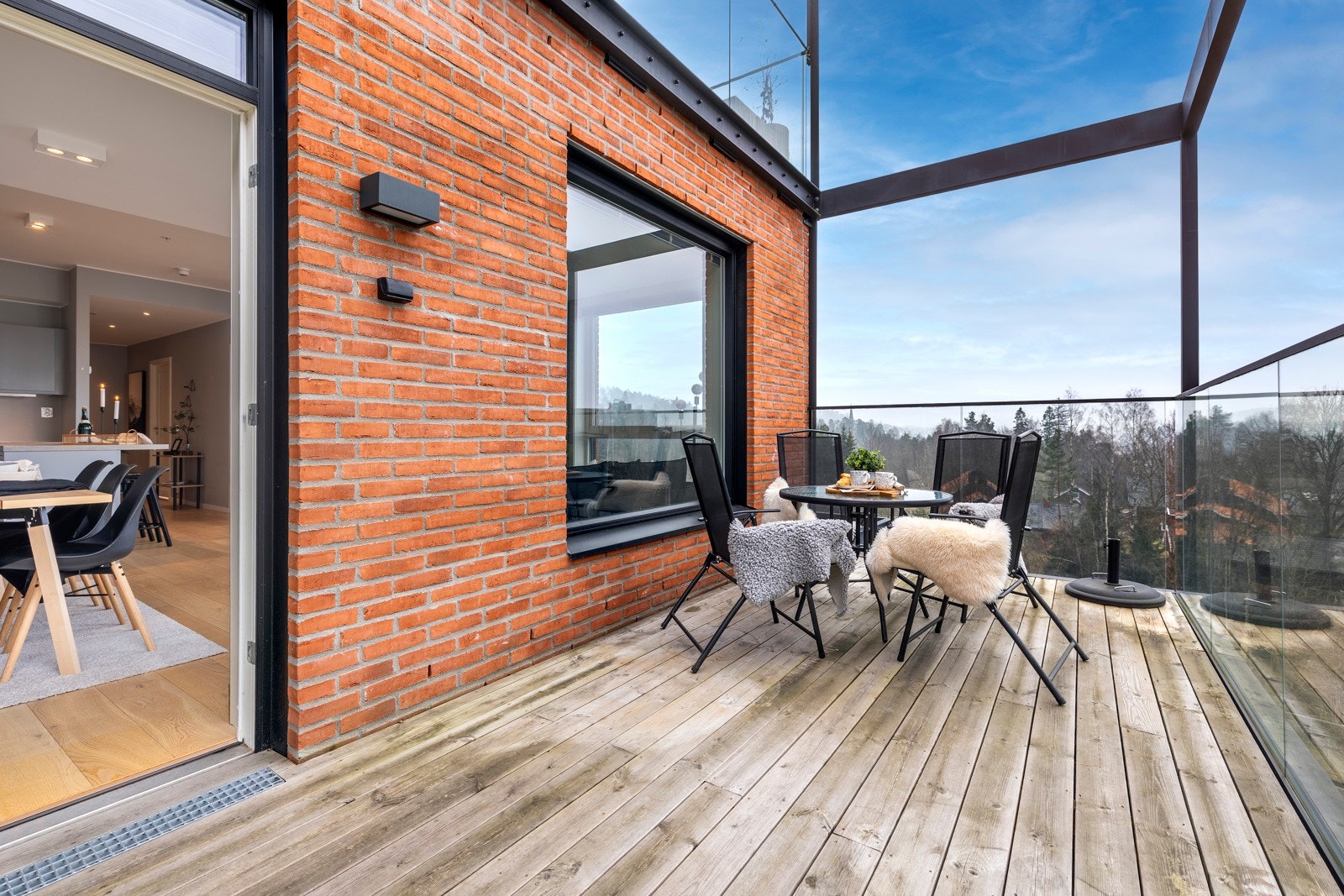 Balkongen har en flott størrelse på ca. 14 kvm, som gir god plass til komfortable utemøbler. Uteplassen har belysning, stikk, dekke av terrassebord og rekkverk i glass med sort stålramme. Galleribilde