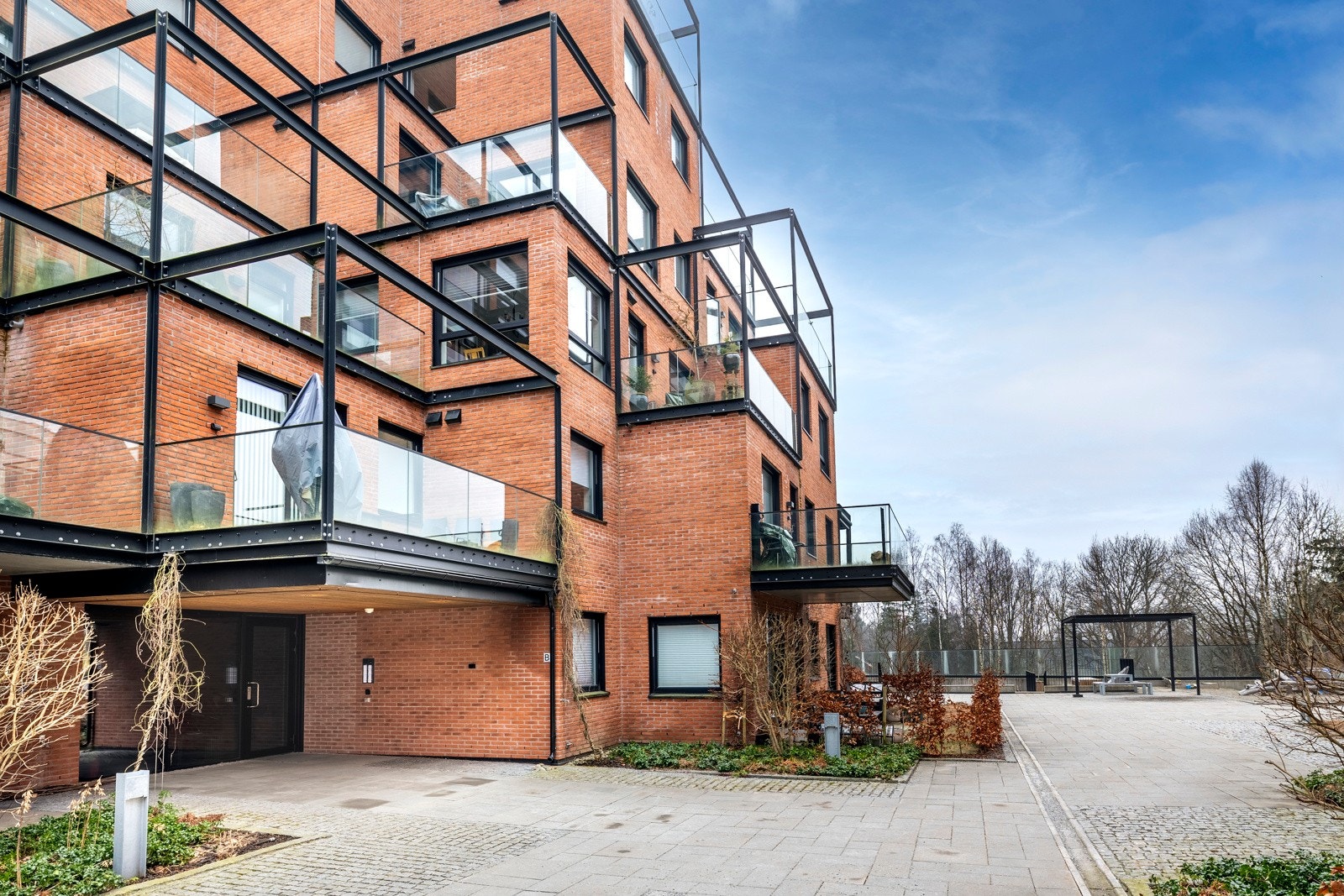 Fellesarealene utenfor er parkmessig opparbeidet med brede promenader, store steinsatte arealer, benker, bord og pergolaer, samt lekearealer til glede for de minste. Galleribilde