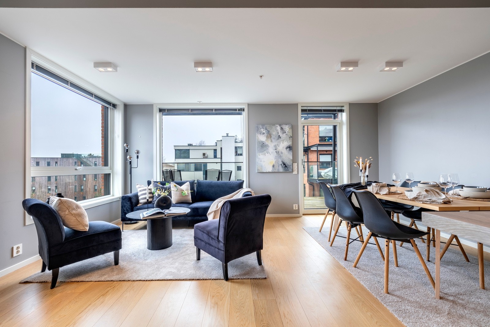 Stuen bades i dagslys fra store vinduer mot syd og vest, og har utgang til en vestvendt utsiktsbalkong på ca. 14 kvm - en flott forlengelse i sommerhalvåret. Galleribilde