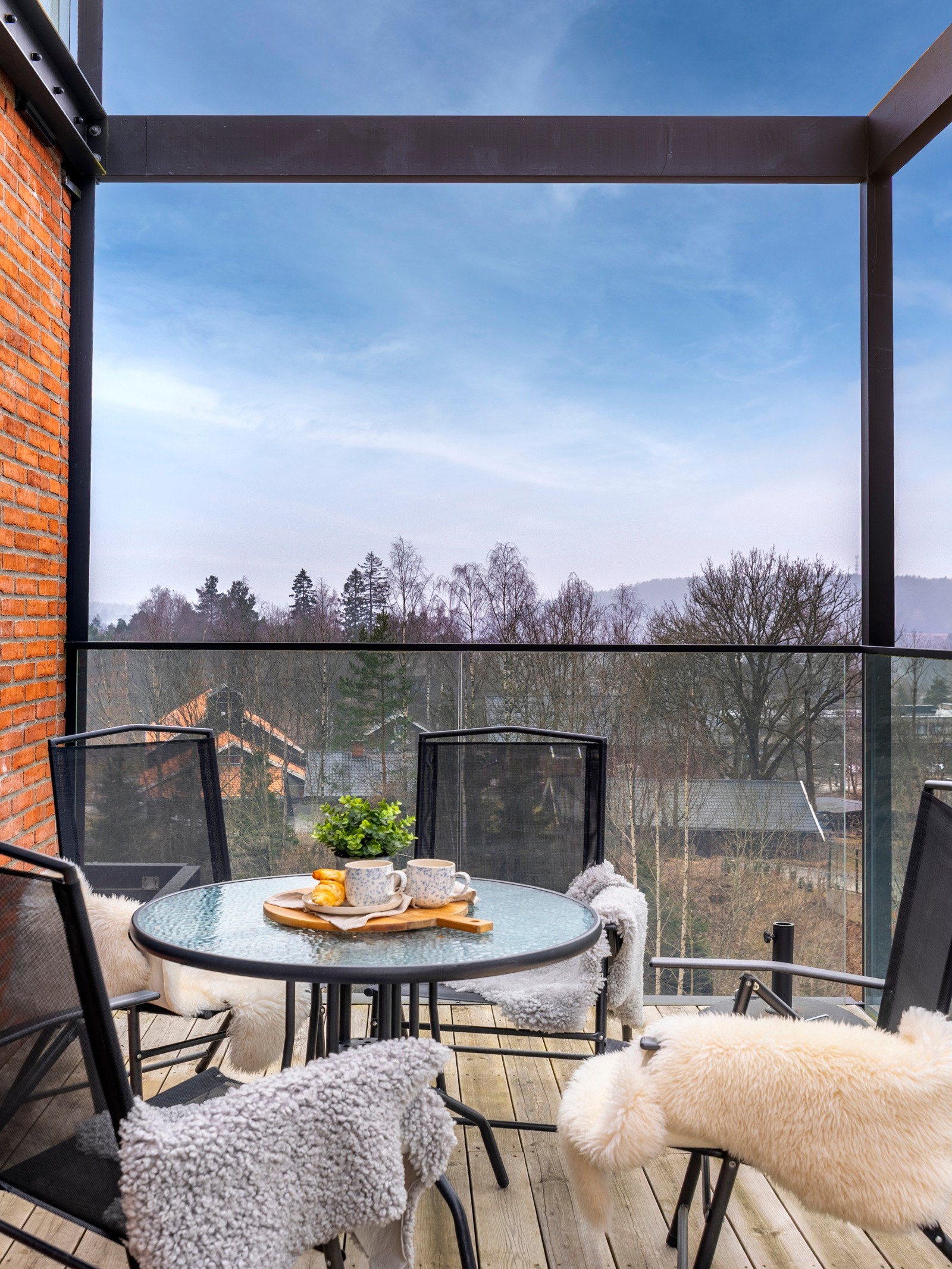 Balkongen har en flott størrelse på ca. 14 kvm, som gir god plass til komfortable utemøbler. Uteplassen har belysning, stikk, dekke av terrassebord og rekkverk i glass med sort stålramme. Galleribilde