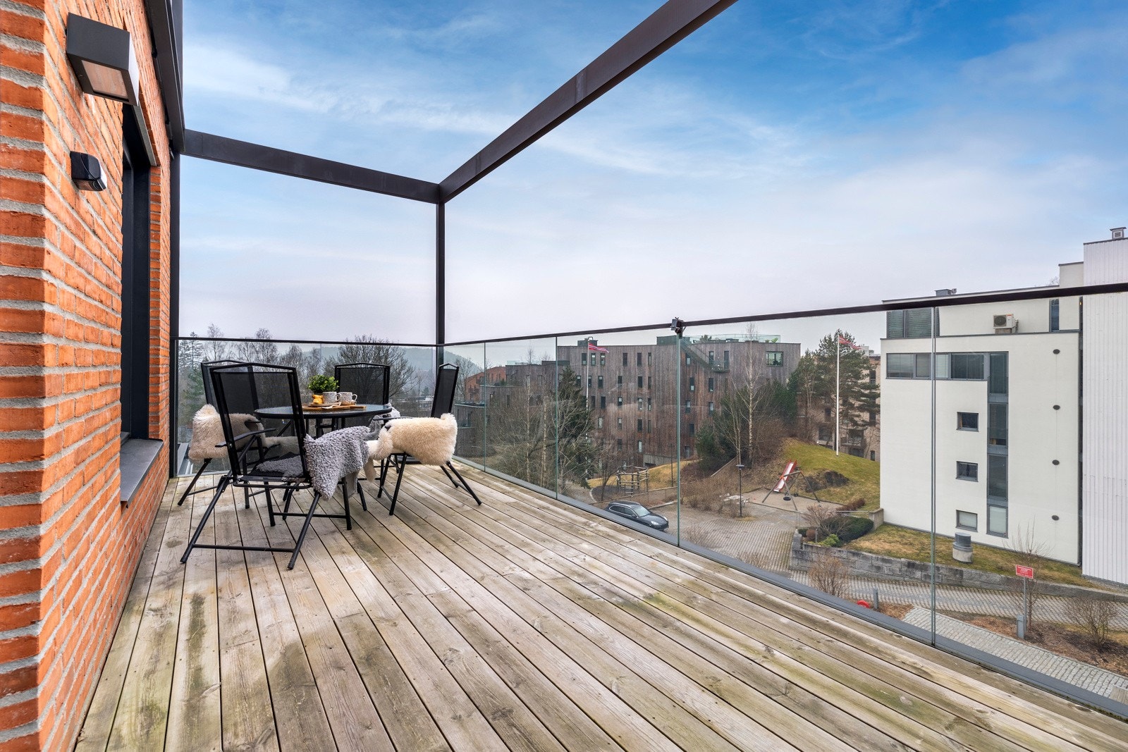 Fra stuen er det utgang til en vestvendt balkong med fint utsyn til fellesarealene med parkdam rett utenfor og videre sydover mot bebyggelsen og grønne åser i horisonten. Galleribilde