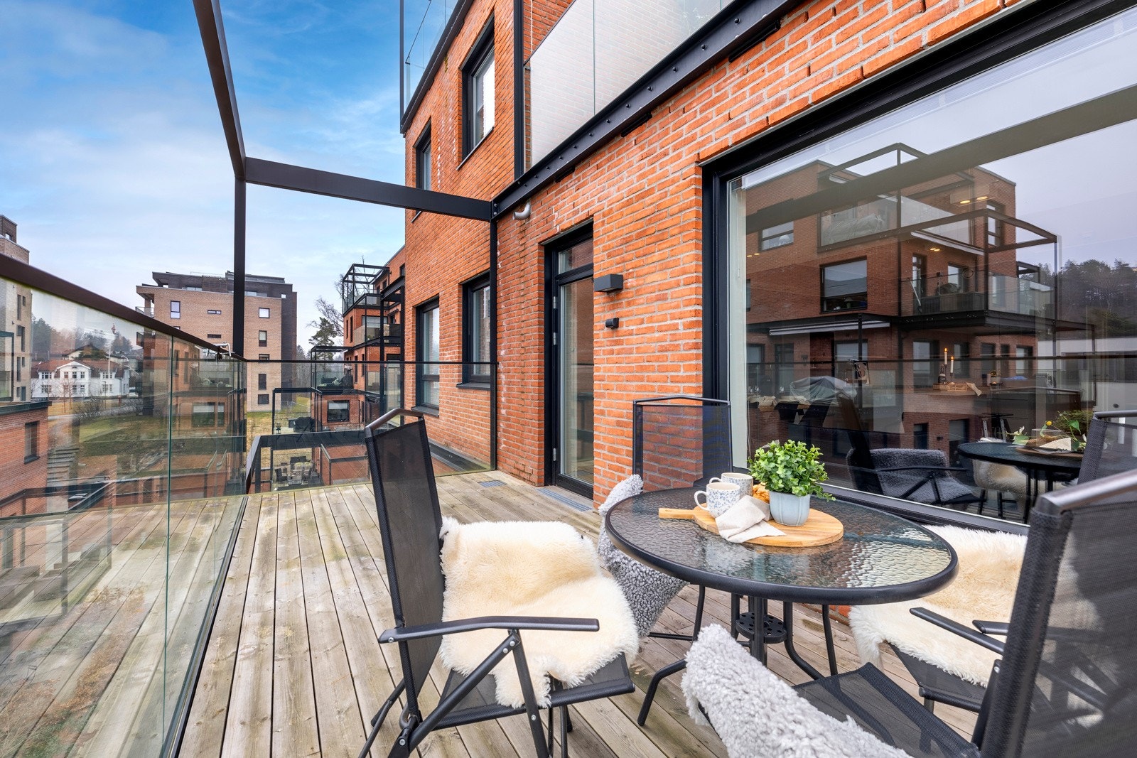 Fra stuen er det utgang til en vestvendt balkong med fint utsyn til fellesarealene med parkdam rett utenfor og videre sydover mot bebyggelsen og grønne åser i horisonten. Galleribilde