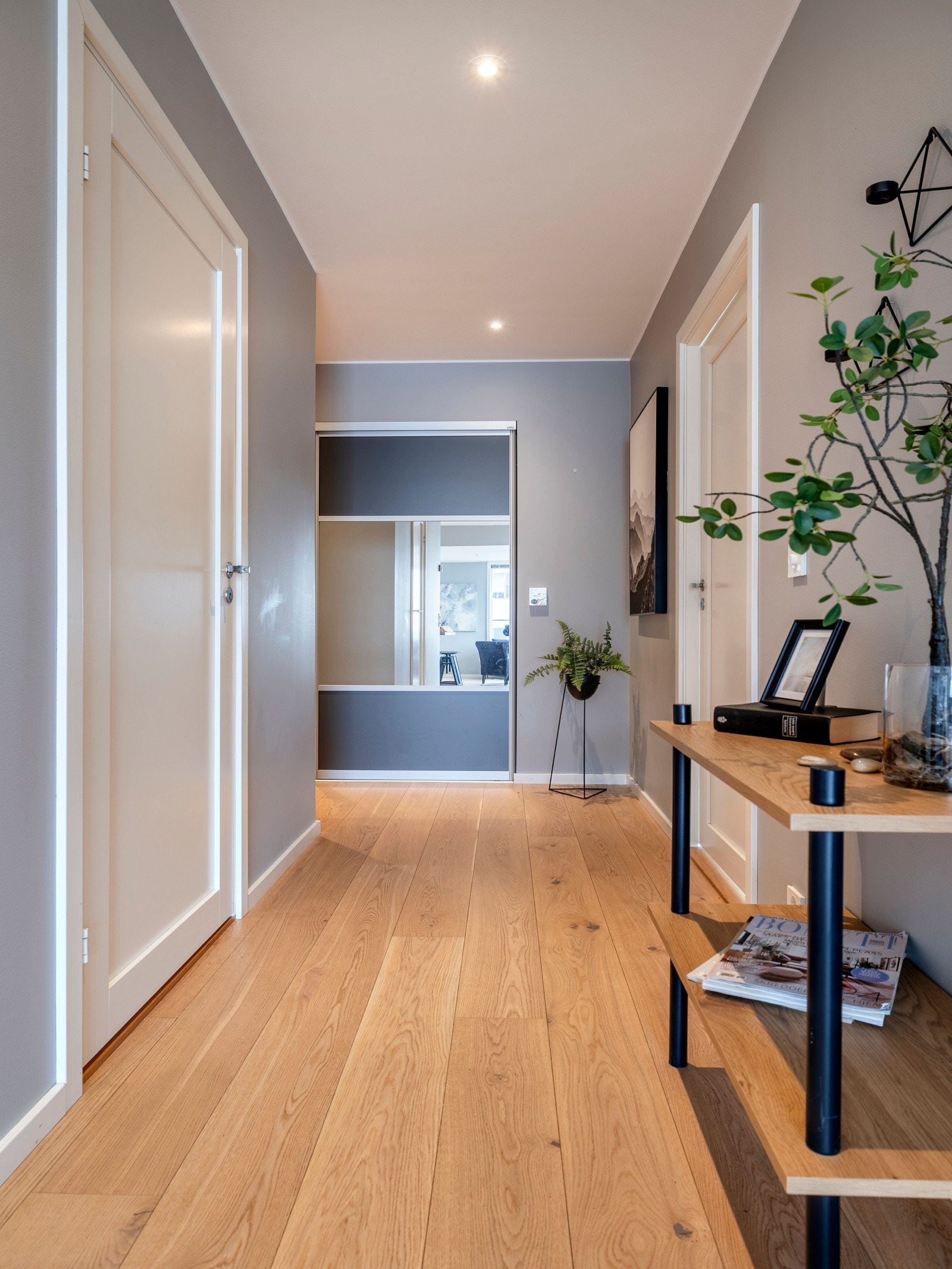 Velkommen inn i en moderne hjørneleilighet fra 2019 med luftig, åpen planløsning, vannbåren gulvvarme i alle oppholdsrom og store vinduer mot syd og vest. Overflatene i leiligheten er pent ivaretatt med minimal bruksslitasje og delikat fargevalg. Galleribilde