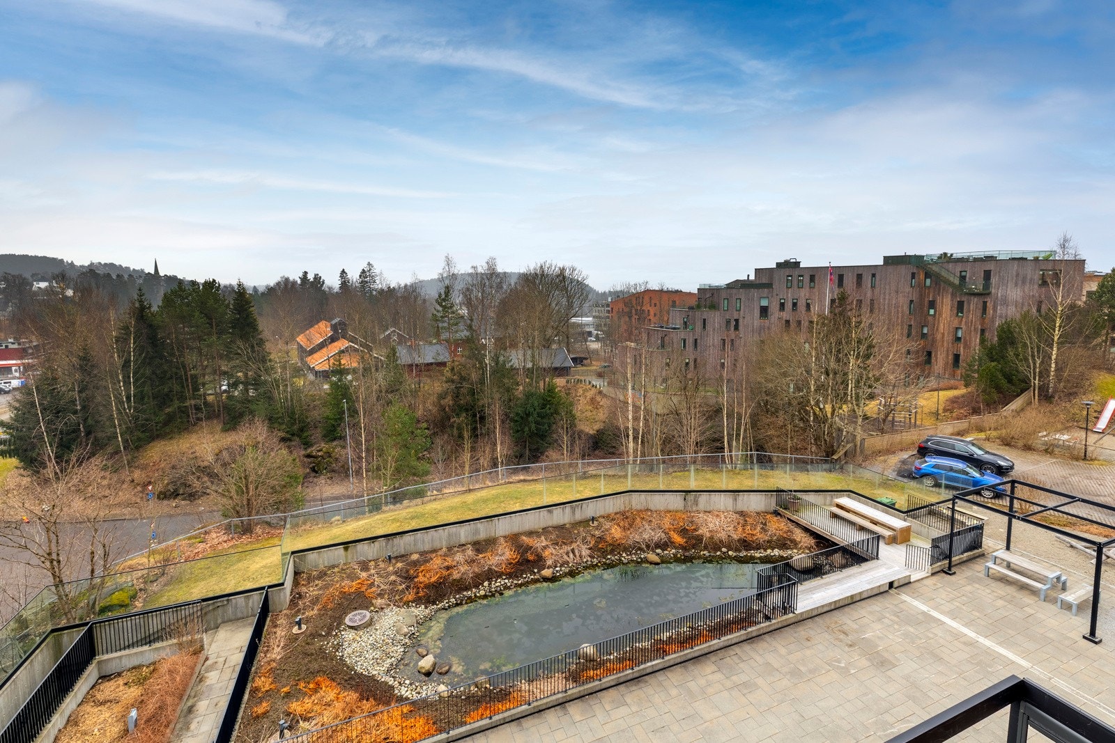 Fra stuen er det utgang til en vestvendt balkong med fint utsyn til fellesarealene med parkdam rett utenfor og videre sydover mot bebyggelsen og grønne åser i horisonten. Galleribilde