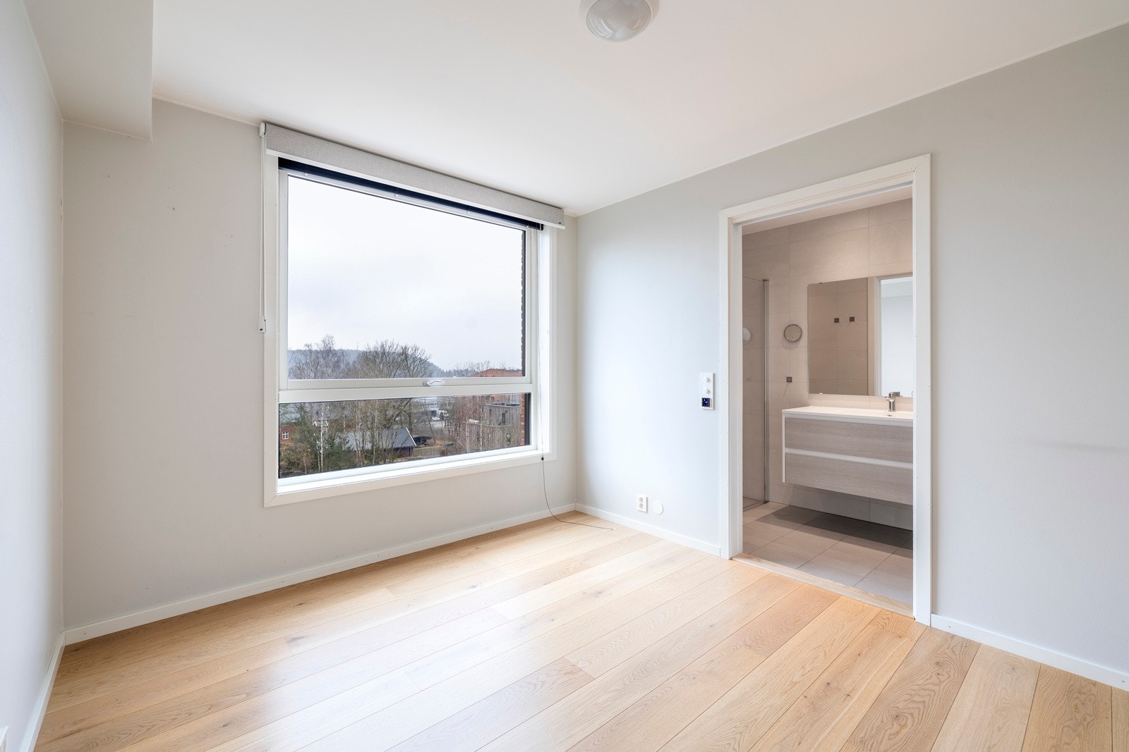 Leiligheten har to gode soverom med enstavs parkettgulv, lysmalte, glatte overflater og listefri himling. Hovedsoverommet har et stort, sydvendt vindu med rullgardin og ligger i en behagelig suiteløsning til eget bad. Galleribilde