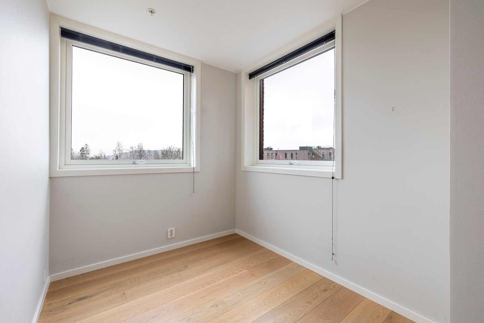 Det andre soverommet har vinduer mot syd og vest, utstyrt med persienner. Det er doble garderobeskap på det minste rommet og to doble skap på hovedsoverommet. Galleribilde