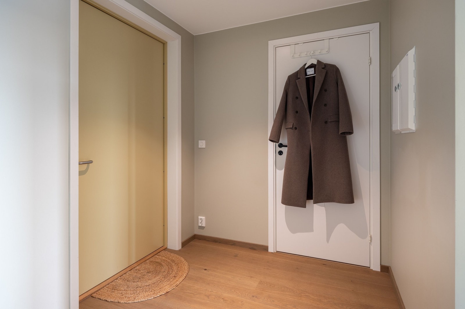 Det er mulighet for garderobeløsning i entreen eller innvendig bod Galleribilde