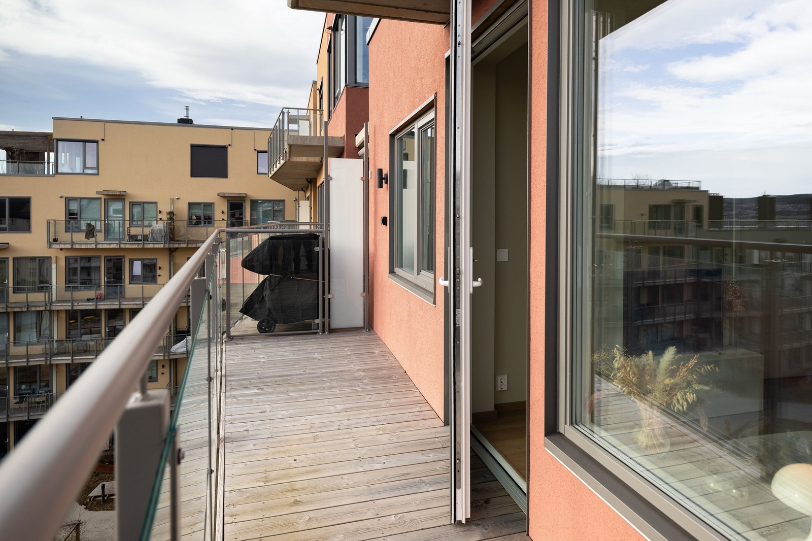 Flott balkong med plass til utemøbler og grill Galleribilde