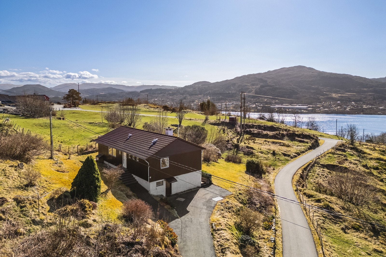 Fra boligen er det kun et par minutters gange ned til hovedveien hvor det går bussforbindelser til Hamre, Valestrand og Lonevåg. Galleribilde