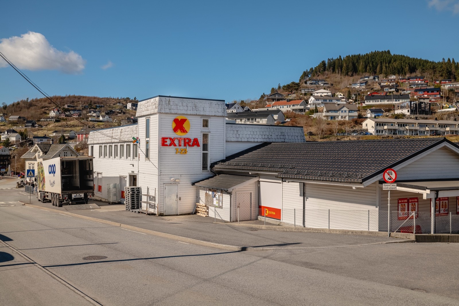 Det er ca. 8 min kjøring til Valestrand hvor det eblant annet er dagligvarebutikk, barnehage, skole og fergeformindelse. Galleribilde