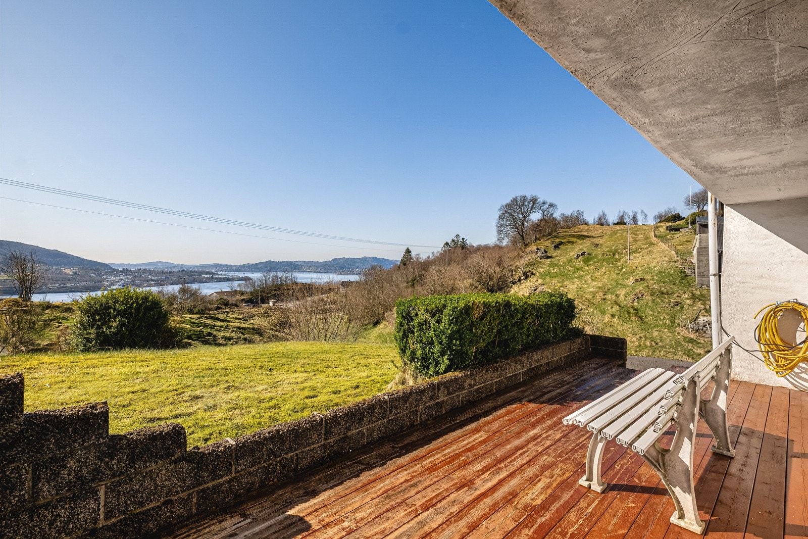 Det er også en liten terrasse utenfor kjøkkenet og soverommet i underetasjen. Galleribilde