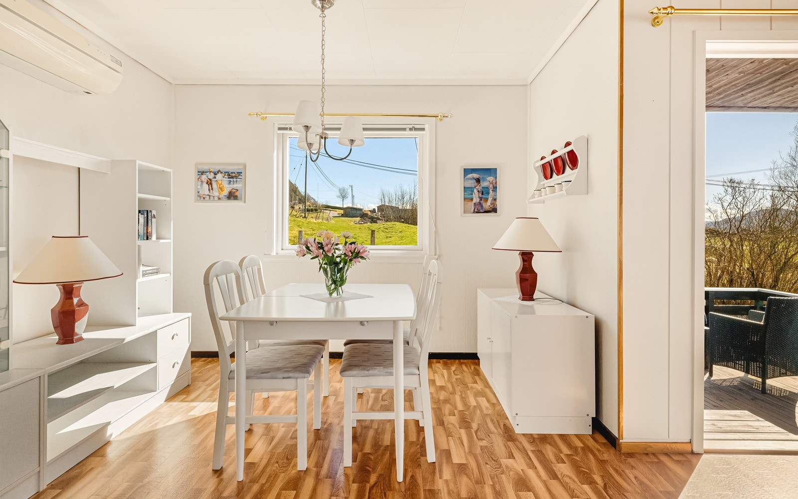Spisestuen ligger fint til for seg, i bakkant av stuen, like utenfor kjøkkenet. Her er det god plass til spisebord. Galleribilde