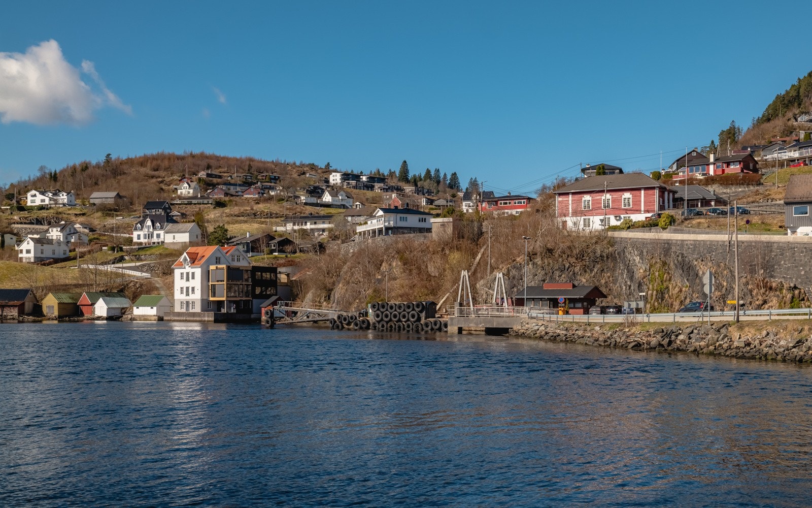 I Valestrand er det fergeforbindelse over til Breistein som tar deg over fjorden på ca. 12 minutter. Galleribilde