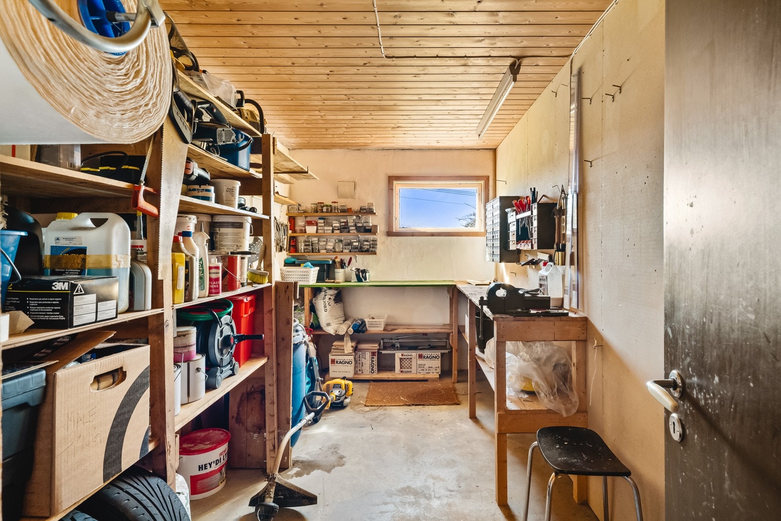 Verksted på 8,4 kvm (opprinnelig del av hobbyrom/kjellerstuen). Galleribilde