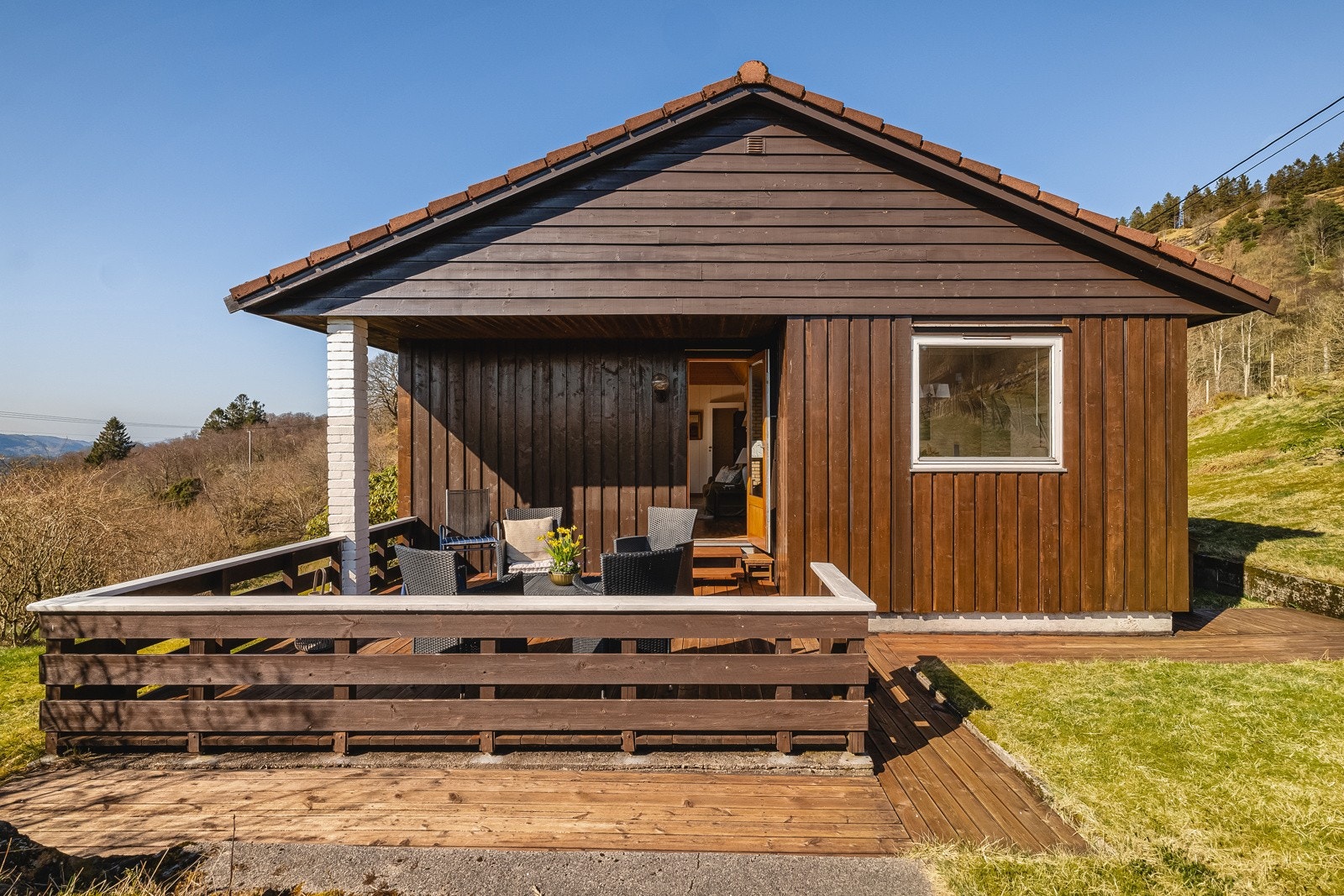 Herlig, solrik terrasse på boligens sør-side med meget gode solforhold fra tidlig morgen til sein kveld. Galleribilde