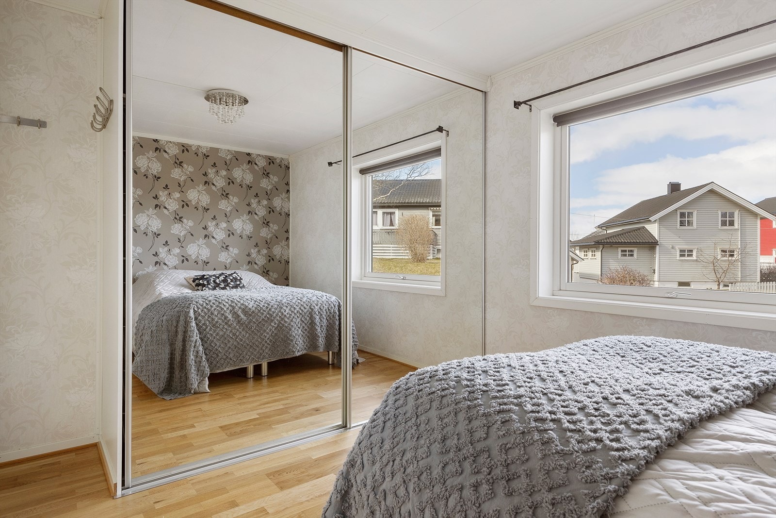 Begge soverommene har garderobeløsning, og har plass til det man ellers trenger av møblement. Galleribilde