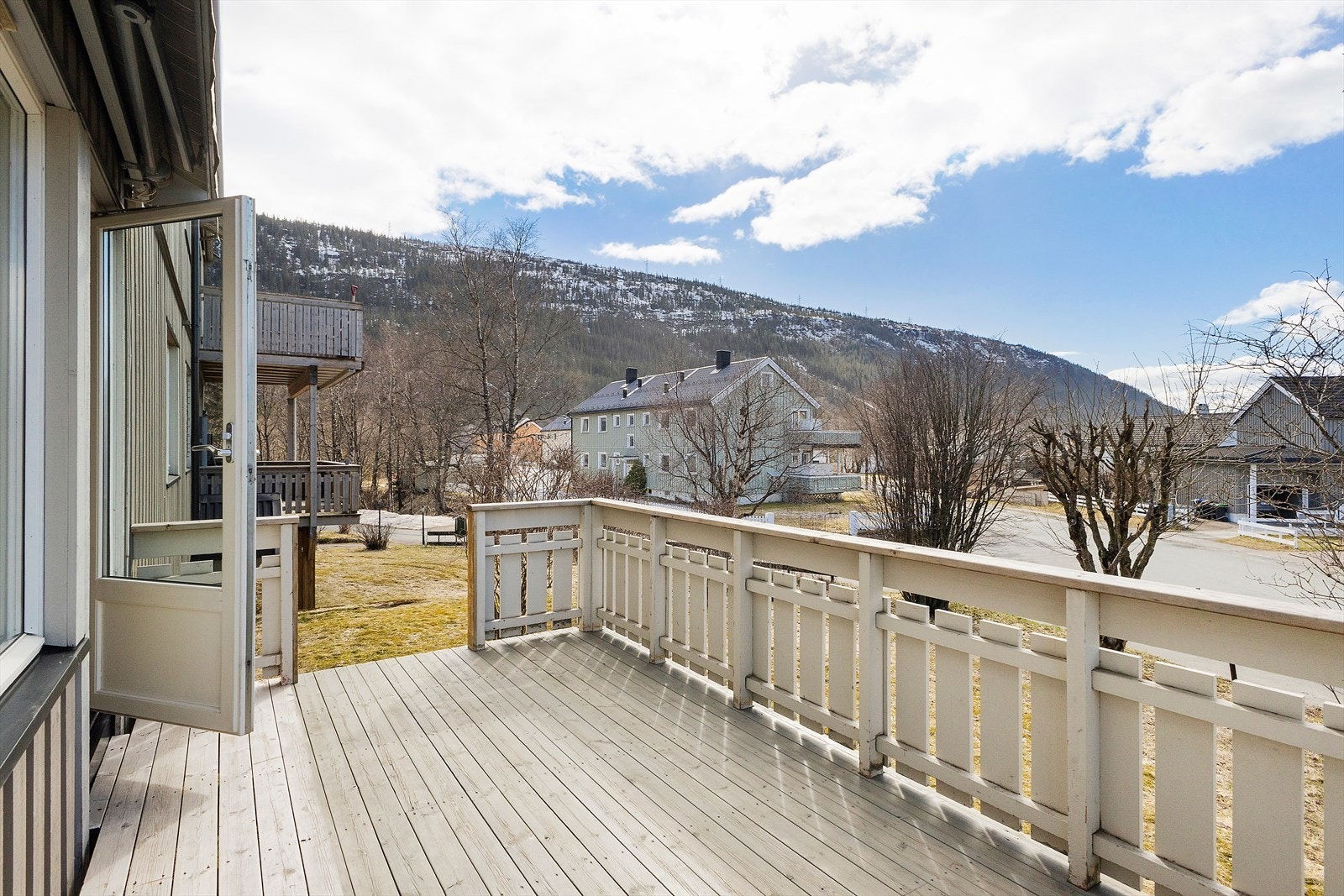 Fra stuen har du adkomst til en trivelig terrasse hvor varme sommerdager kan nytes. Galleribilde