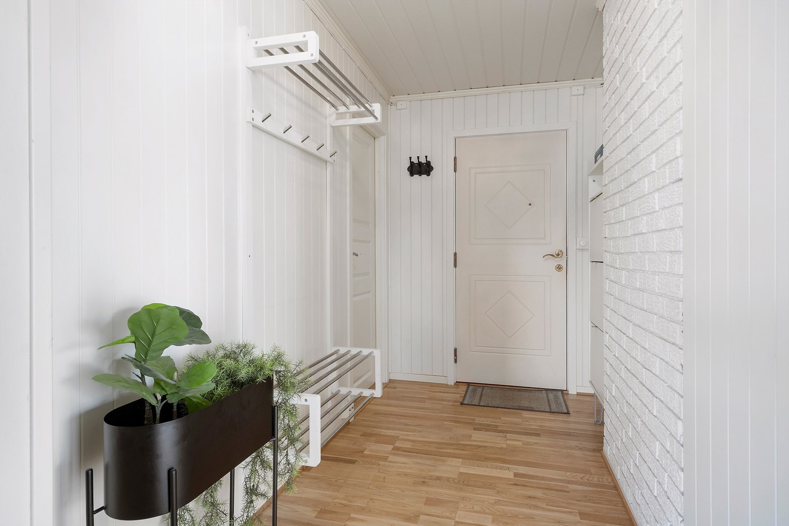 Fra felles trappegang kommer du inn til respektive leilighet. Inn døren blir du møtt av en lys entrè med rikelig av plass til oppbevaring av yttertøy og sko. Galleribilde