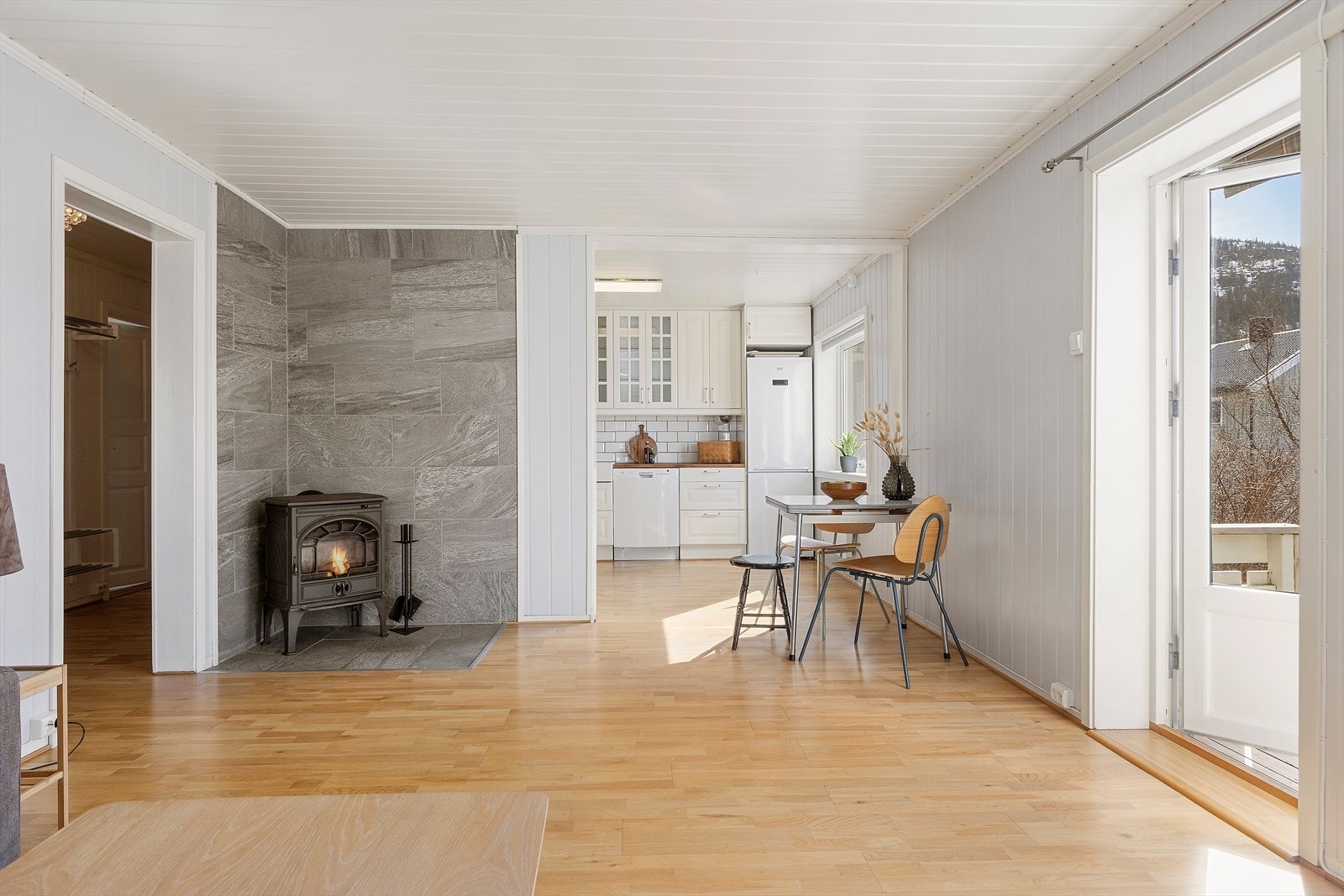 Boligen blir oppvarmet med elektrisitet og vedfyring, det er montert vedovn inne i stuen. Galleribilde