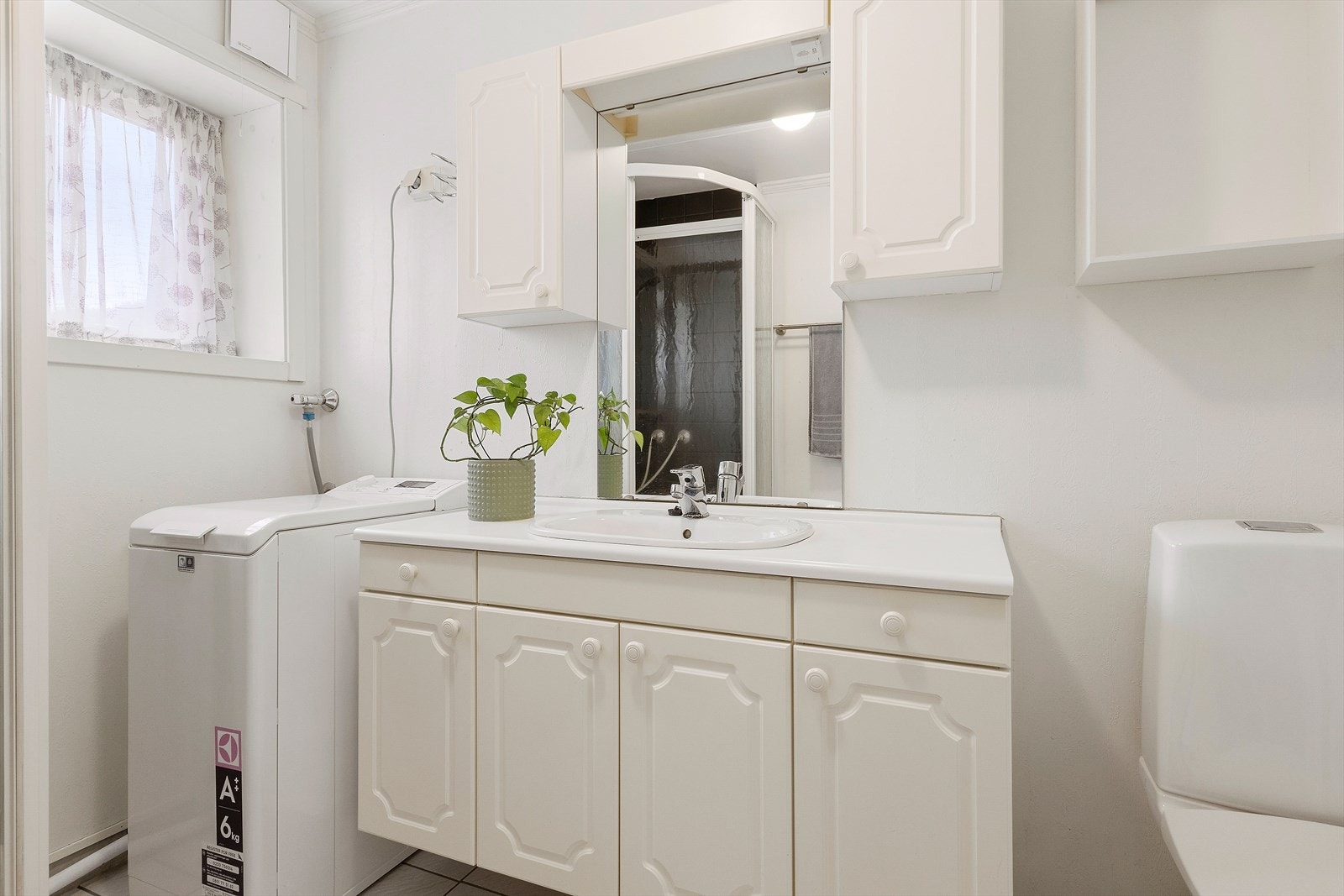 Av utstyr har badet innredning med heldekkende servant og ett-greps blandebatteri, dusjkabinett og gulvmontert toalett. I tillegg er det opplegg for vaskemaskin. Toppmatet vaskemaskin medfølger i handelen. Galleribilde