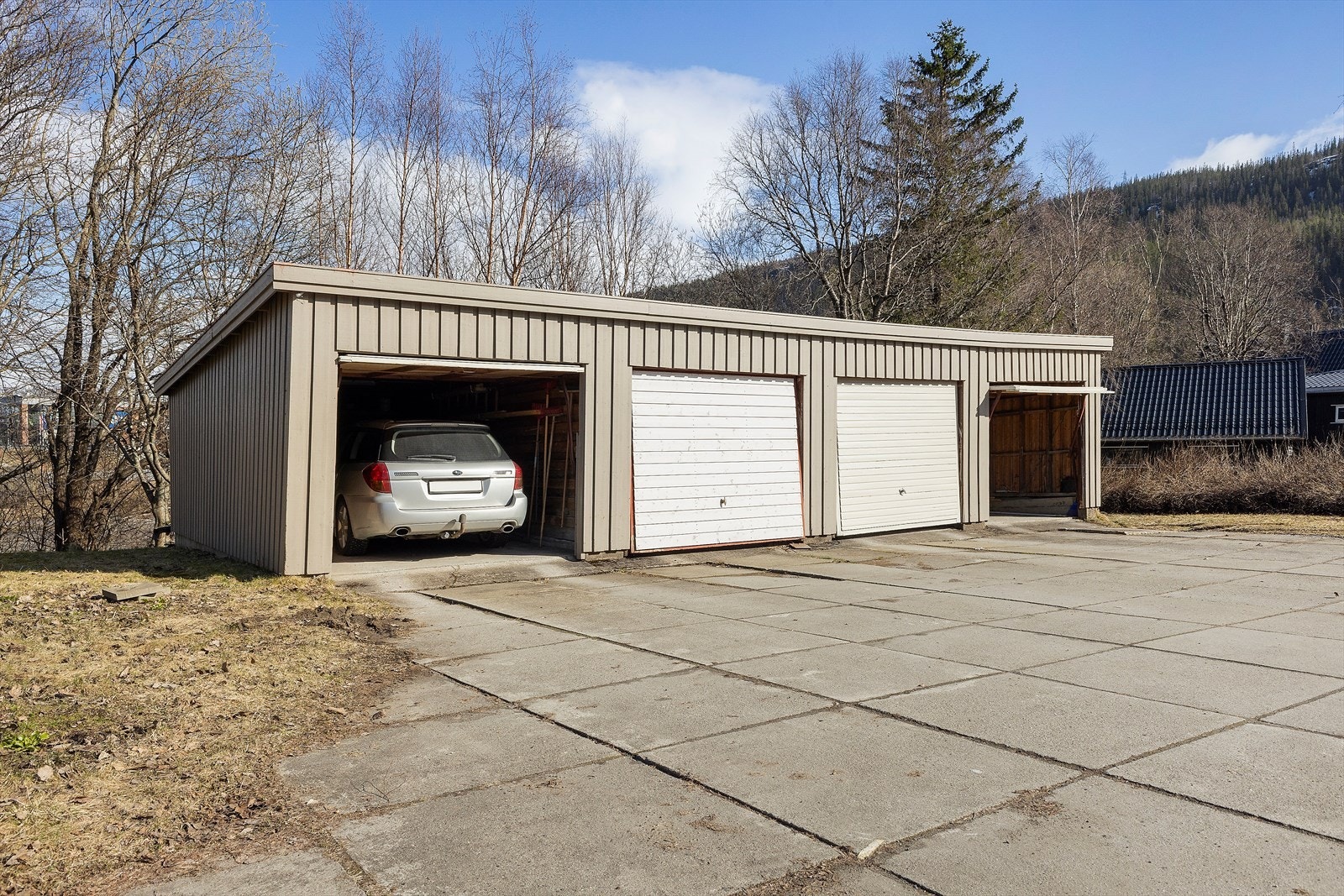 Respektive garasje ligger helt til høyre i rekka. Det er montert portåpner på garasjeporten. Galleribilde