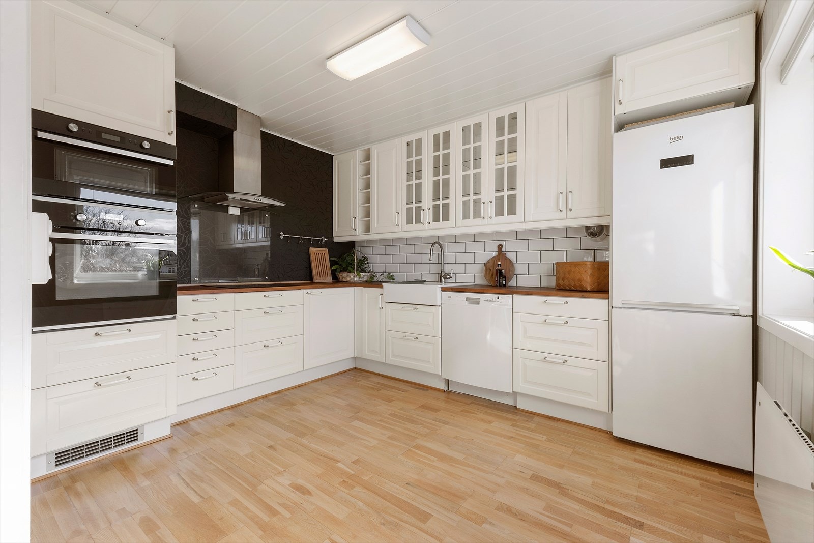 Kjøkkeninnredningen er av laminerte skrog med laminerte profilerte fronter og heltre benkeplate, med oppvaskkum i porselen med ett-greps blandebatteri. Galleribilde