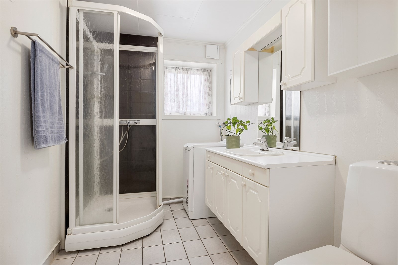 På bad/wc er rommet tekket med malt strie på vegger og flis på gulv. Gulvet har termostatstyrte varmekabler som sørger for en lun start på dagen. Galleribilde