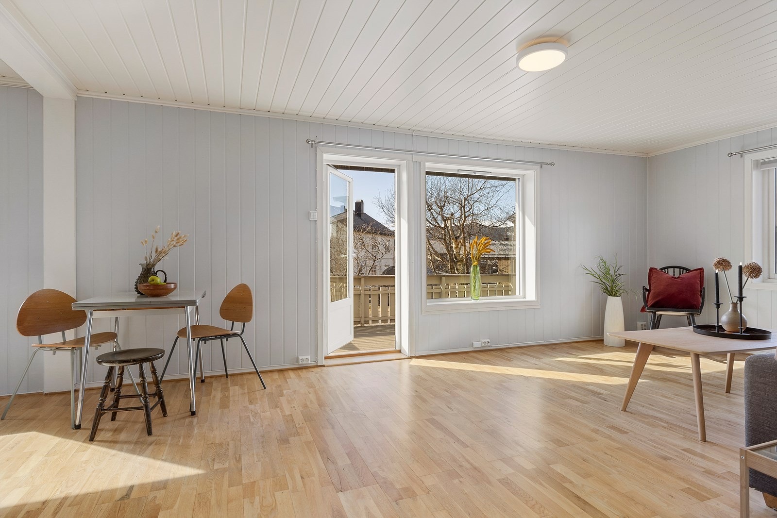 Stuen er lys, og har åpen løsning inn til kjøkkenet. Her er det plass til sofagruppe og spisebord. Galleribilde