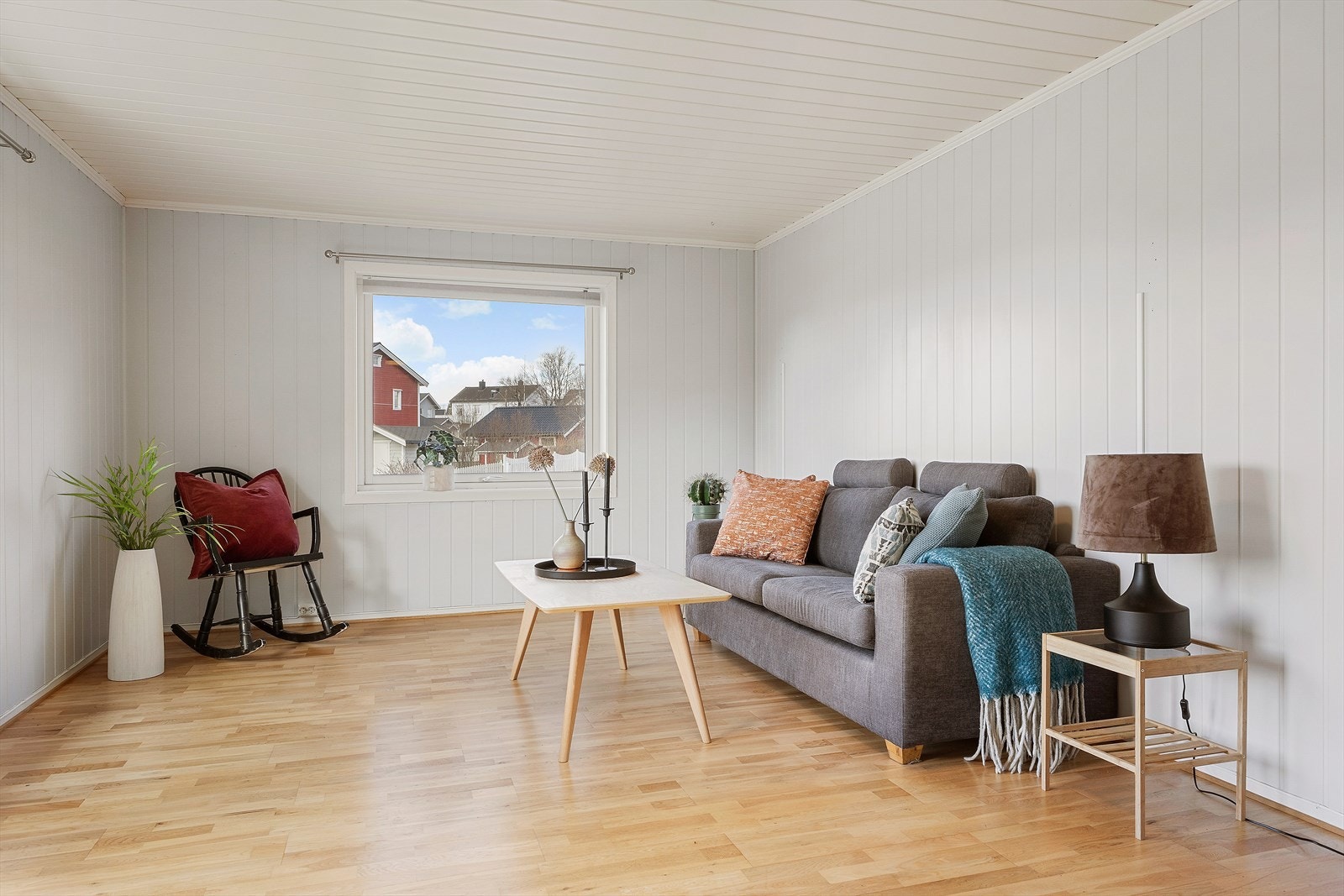 Stuen er romslig og byr på mange møbleringsmuligheter. Galleribilde