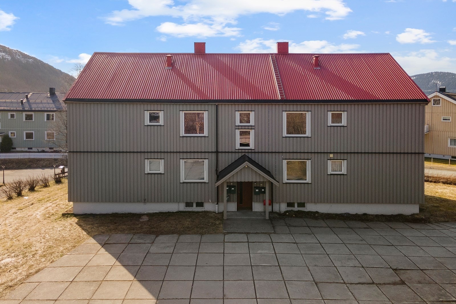 Leiligheten ligger i 1. etasje i et sameie med 4 leiligheter med egne garasjer til hver enkelt. Galleribilde