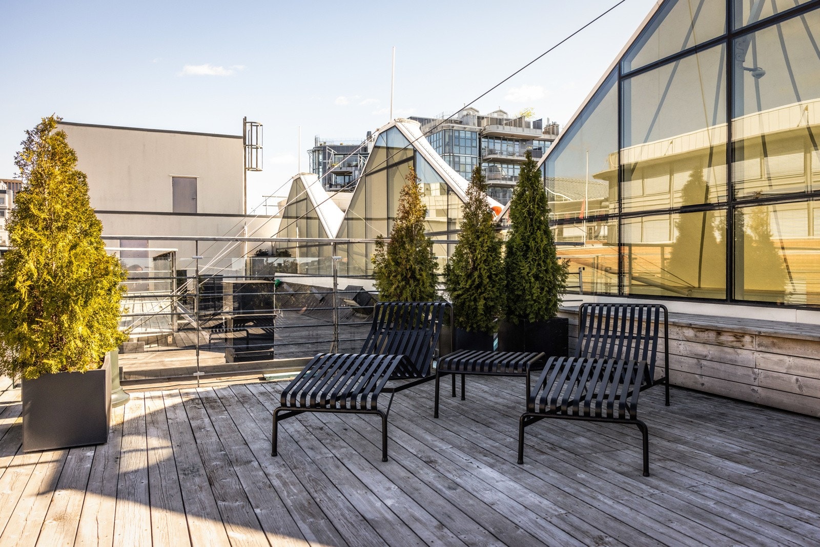 Takterrassen er utstyrt med diverse sittegrupper i ulike soner og gode solforhold Galleribilde