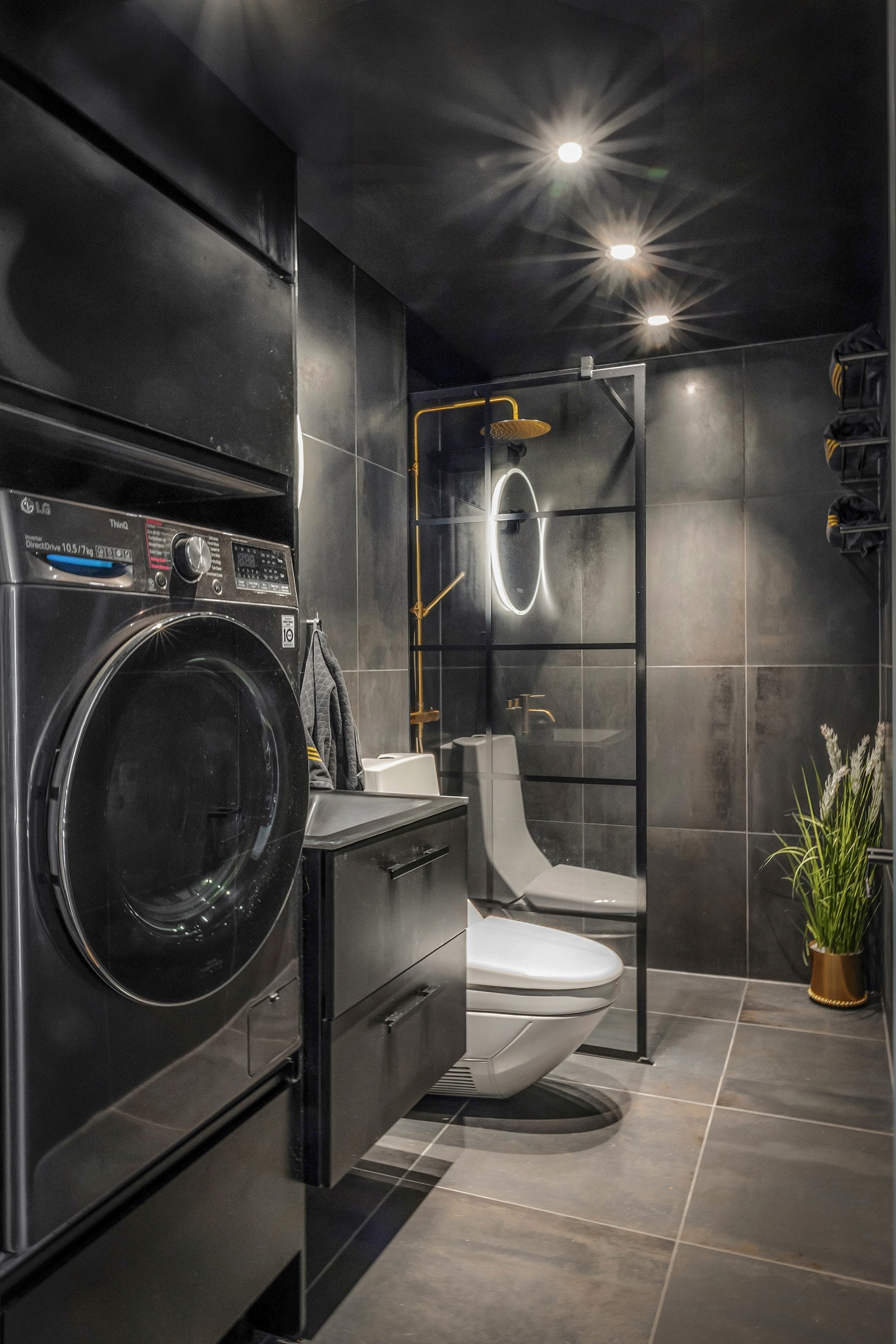 Badet ble betydelig pusset opp i 2021 med eksklusive store fliser, byttet alt av inventar og ny baderomsinnredning Galleribilde
