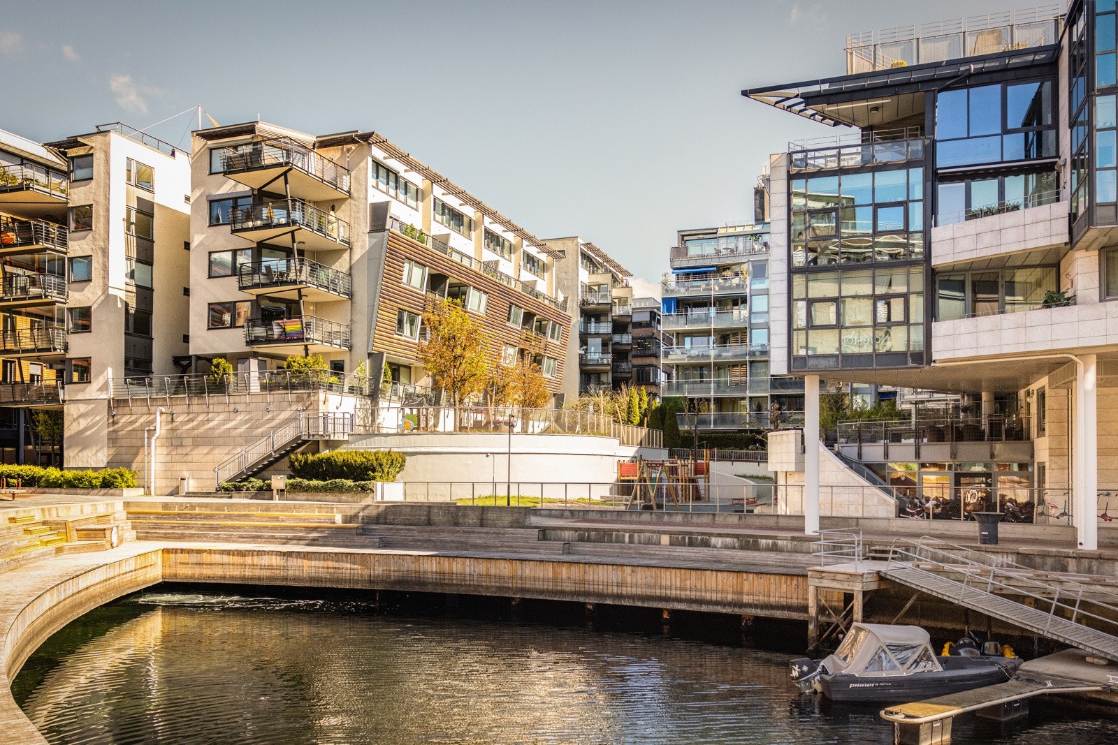 Etterspurt beliggenhet midt på Aker Brygge, rett ved Bryggegangen og har alle fasiliteter rett utenfor døren Galleribilde