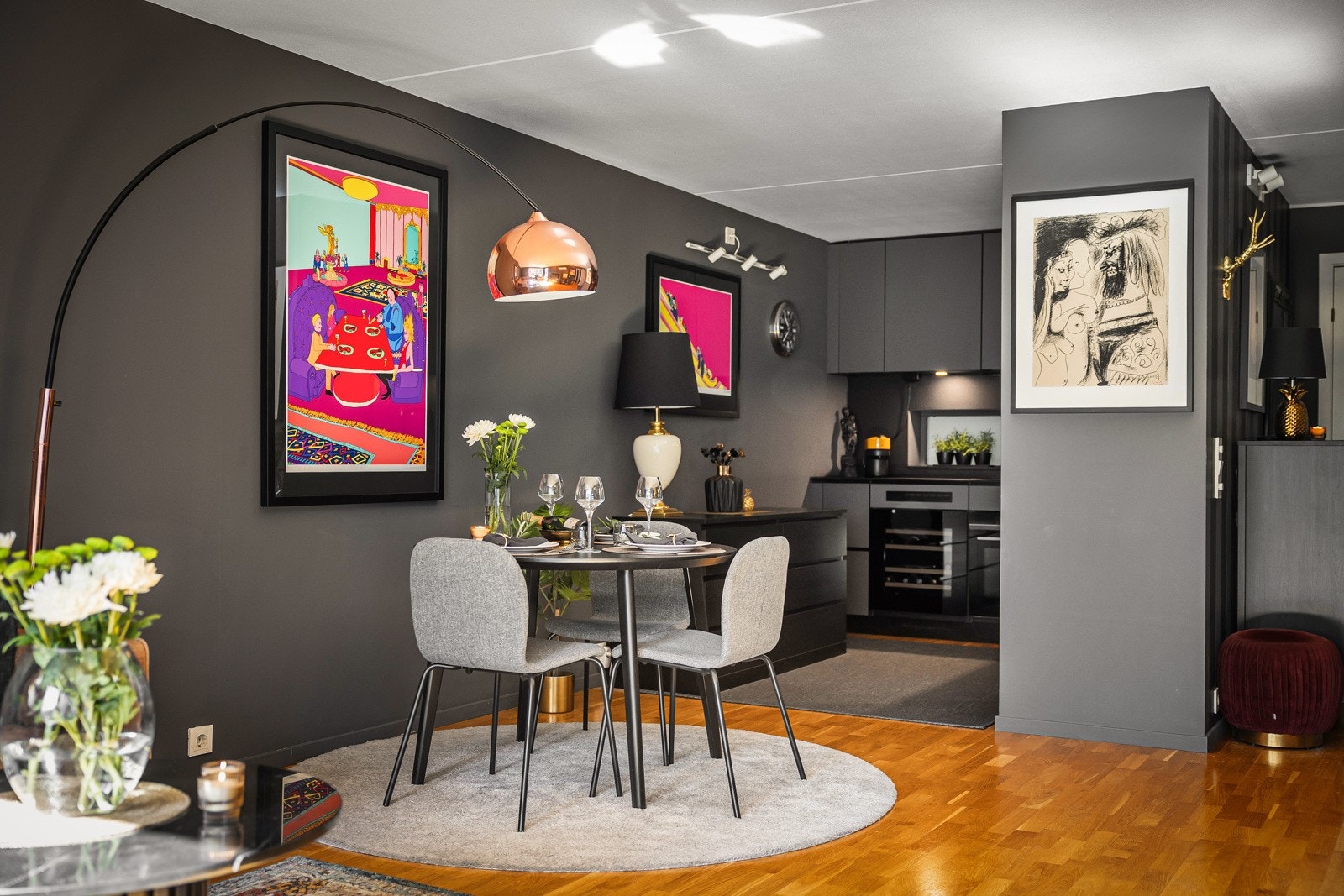 Allrommet er sammen med resten av leiligheten holdt i mørk, moderne fargepalett og det er parkett på gulv Galleribilde