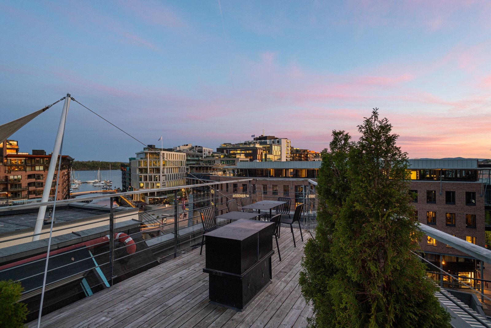 Stort utendørsrom med ulike sittegrupper til felles bruk for beboerne Galleribilde