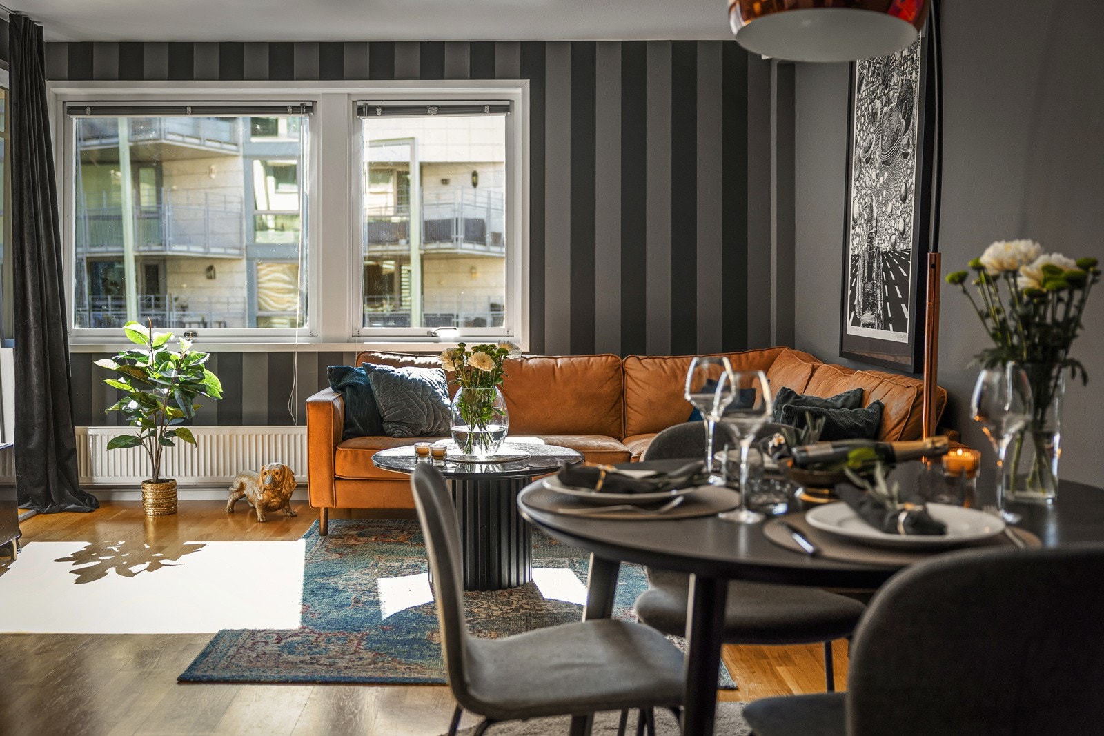 Store vindusflater slipper inn rikelig med naturlig lys og skaper en luftig atmosfære Galleribilde